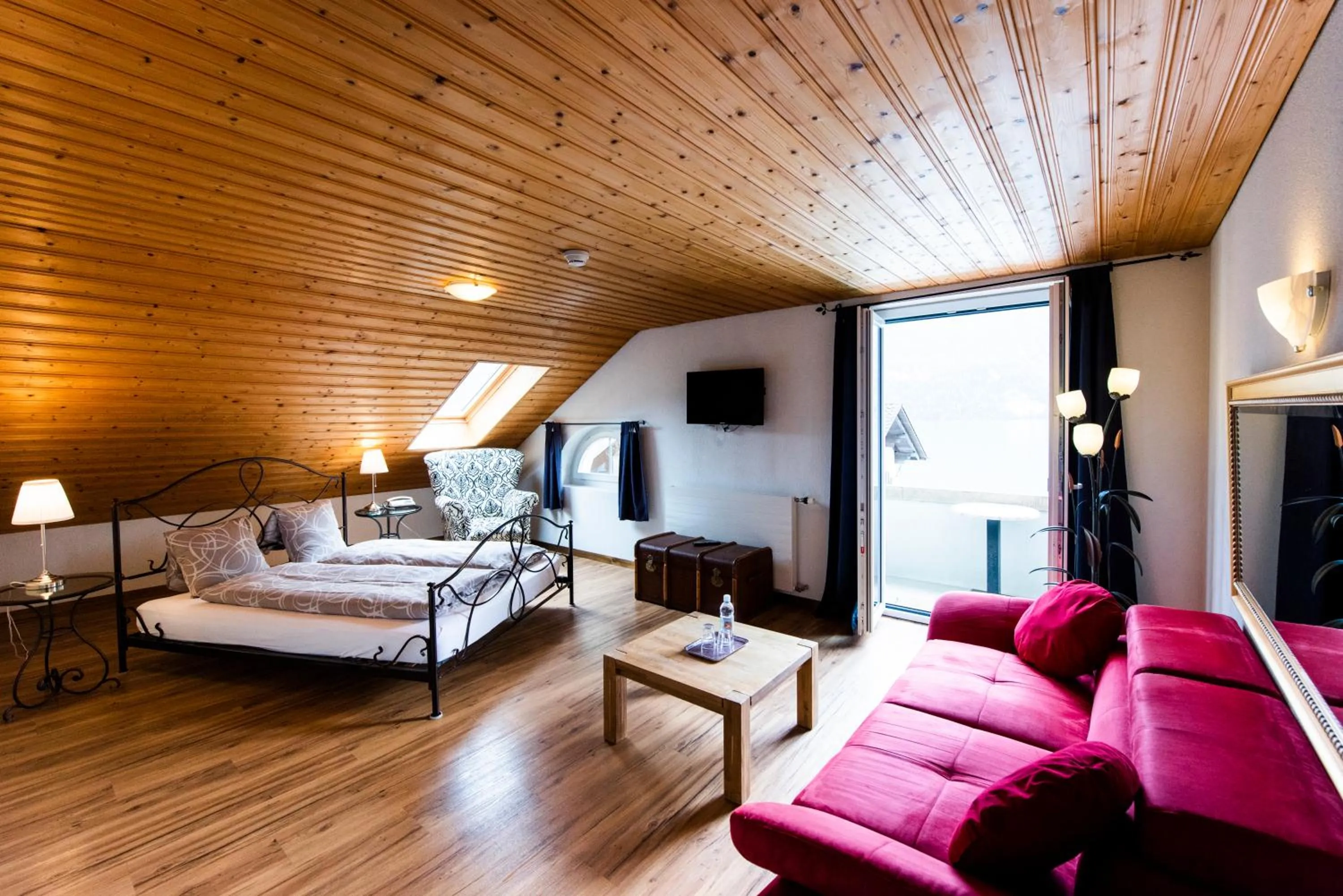 Bedroom, Bed in Hotel Brienzerburli