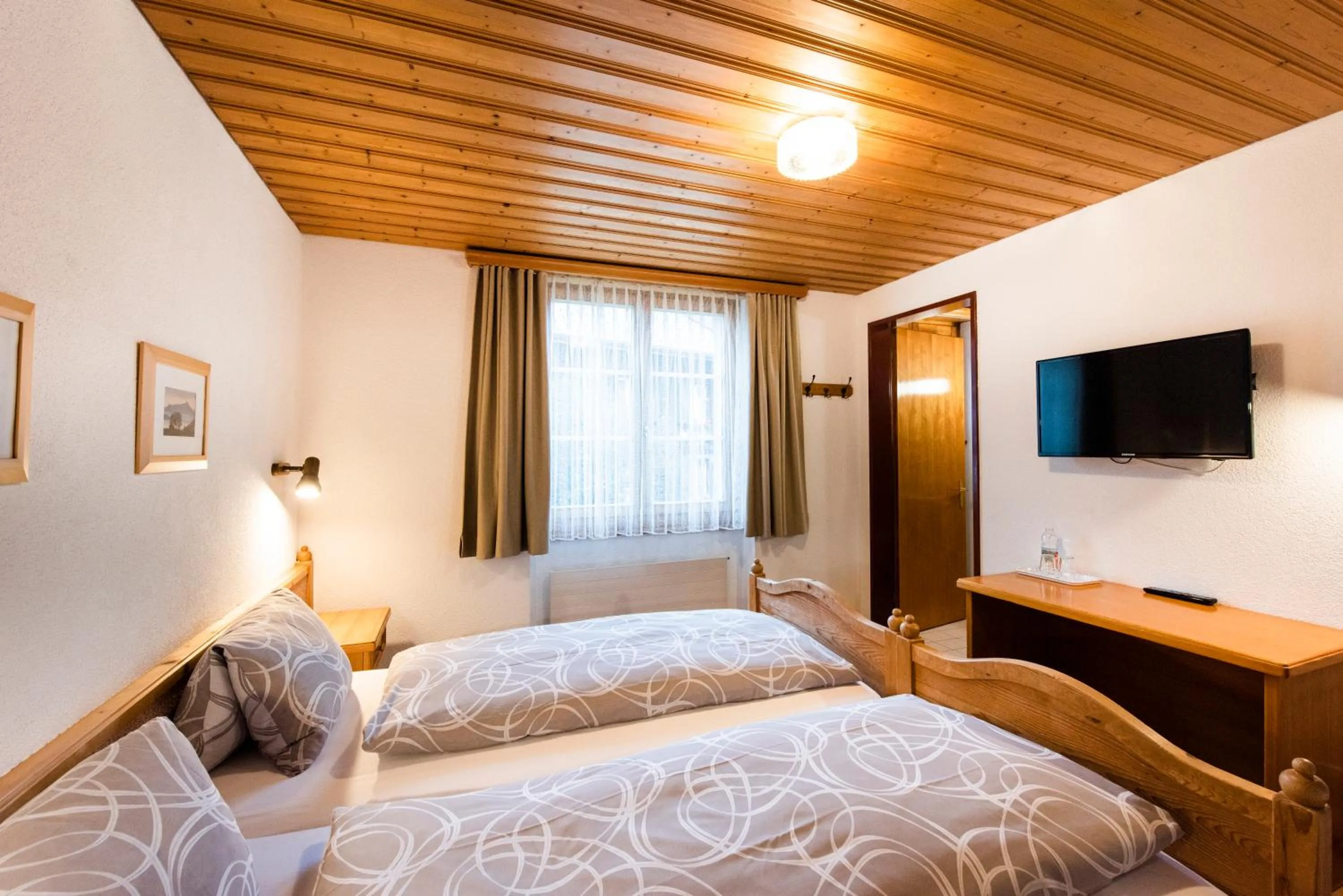 Bedroom, Bed in Hotel Brienzerburli