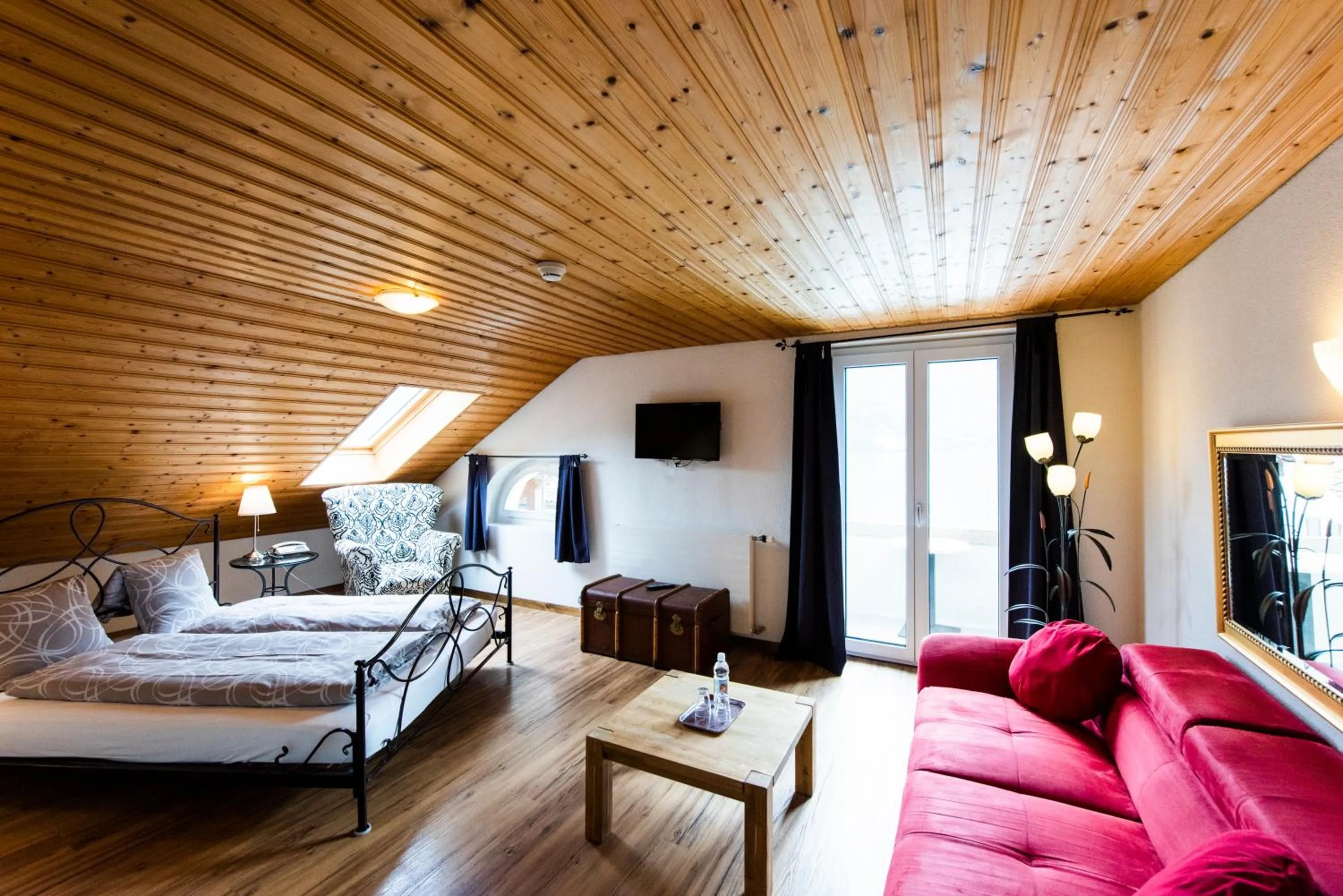 Bedroom, Bed in Hotel Brienzerburli