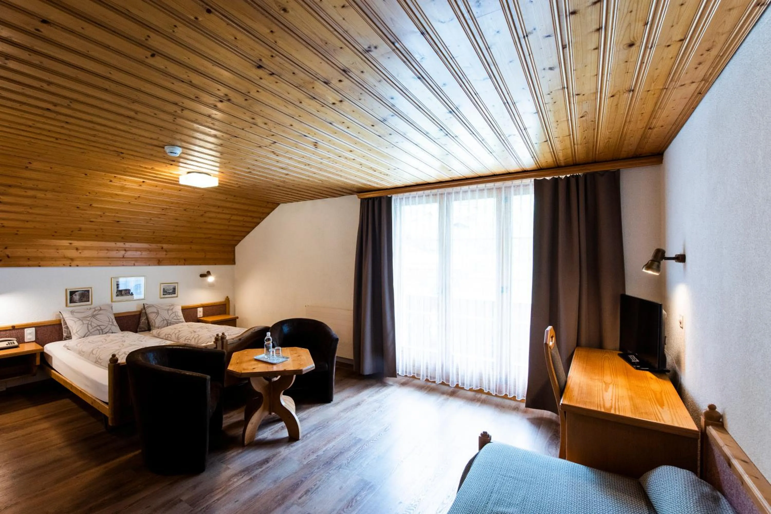 Bedroom, Bed in Hotel Brienzerburli