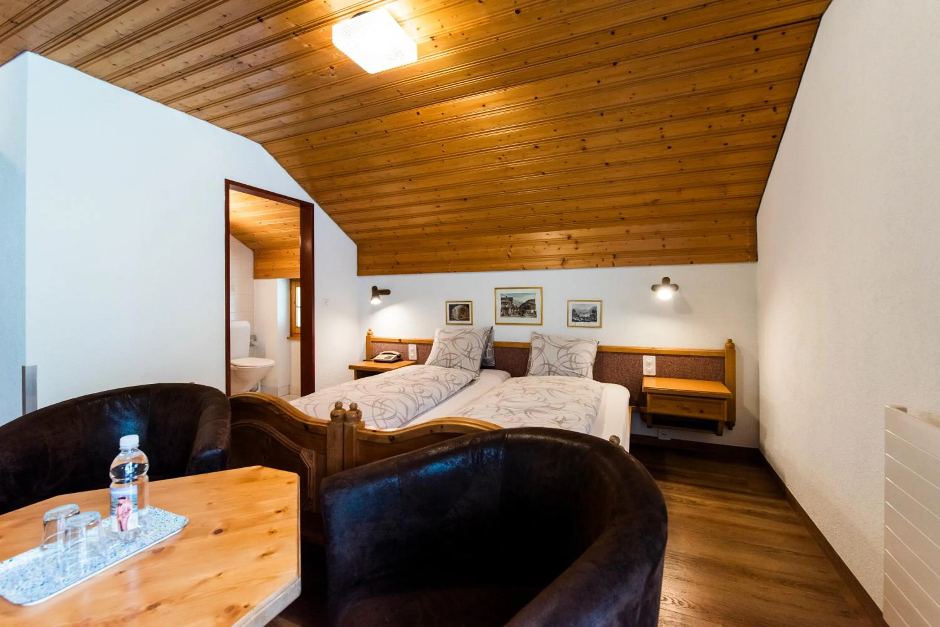 Bedroom, Bed in Hotel Brienzerburli