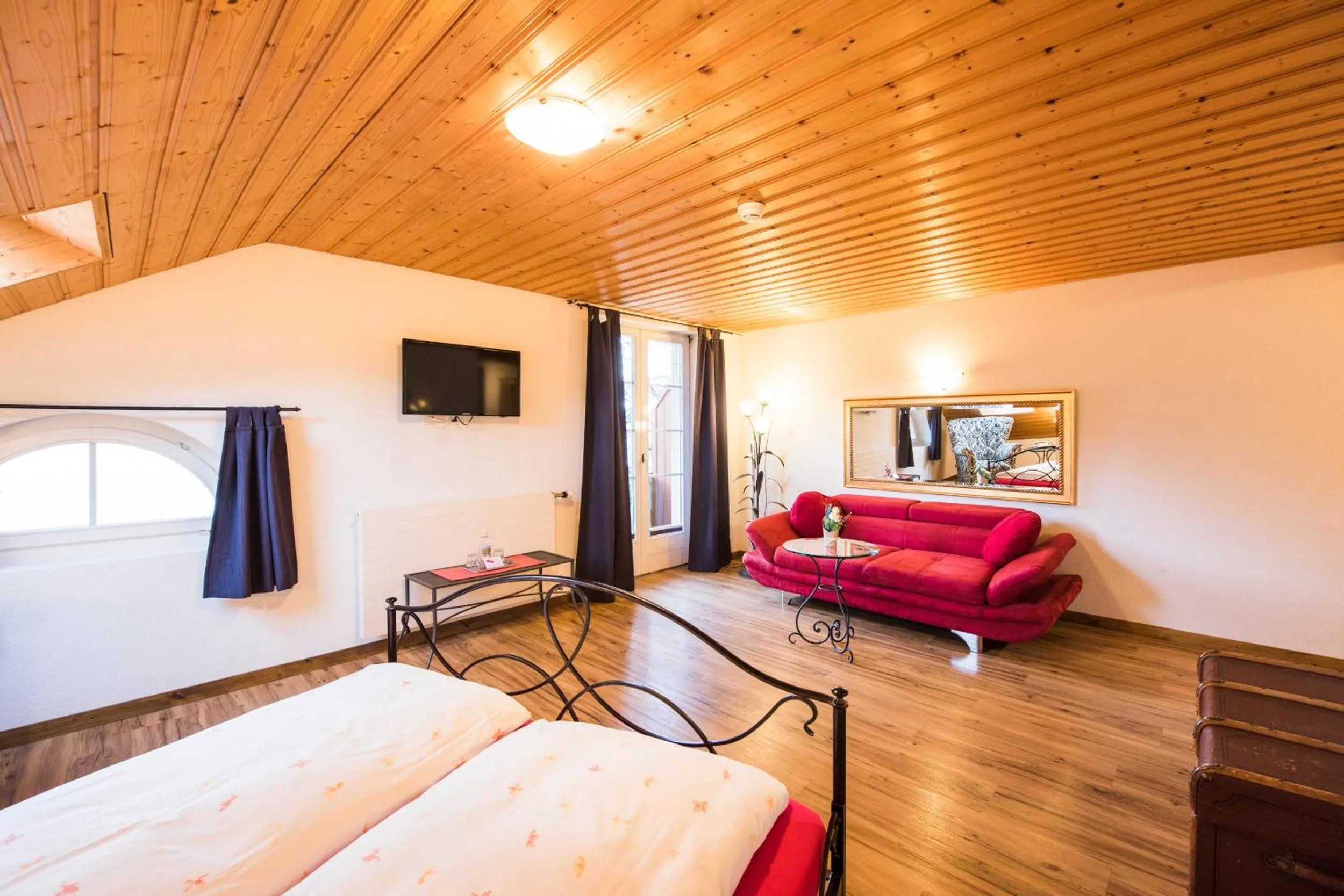 Photo of the whole room, Bed in Hotel Brienzerburli