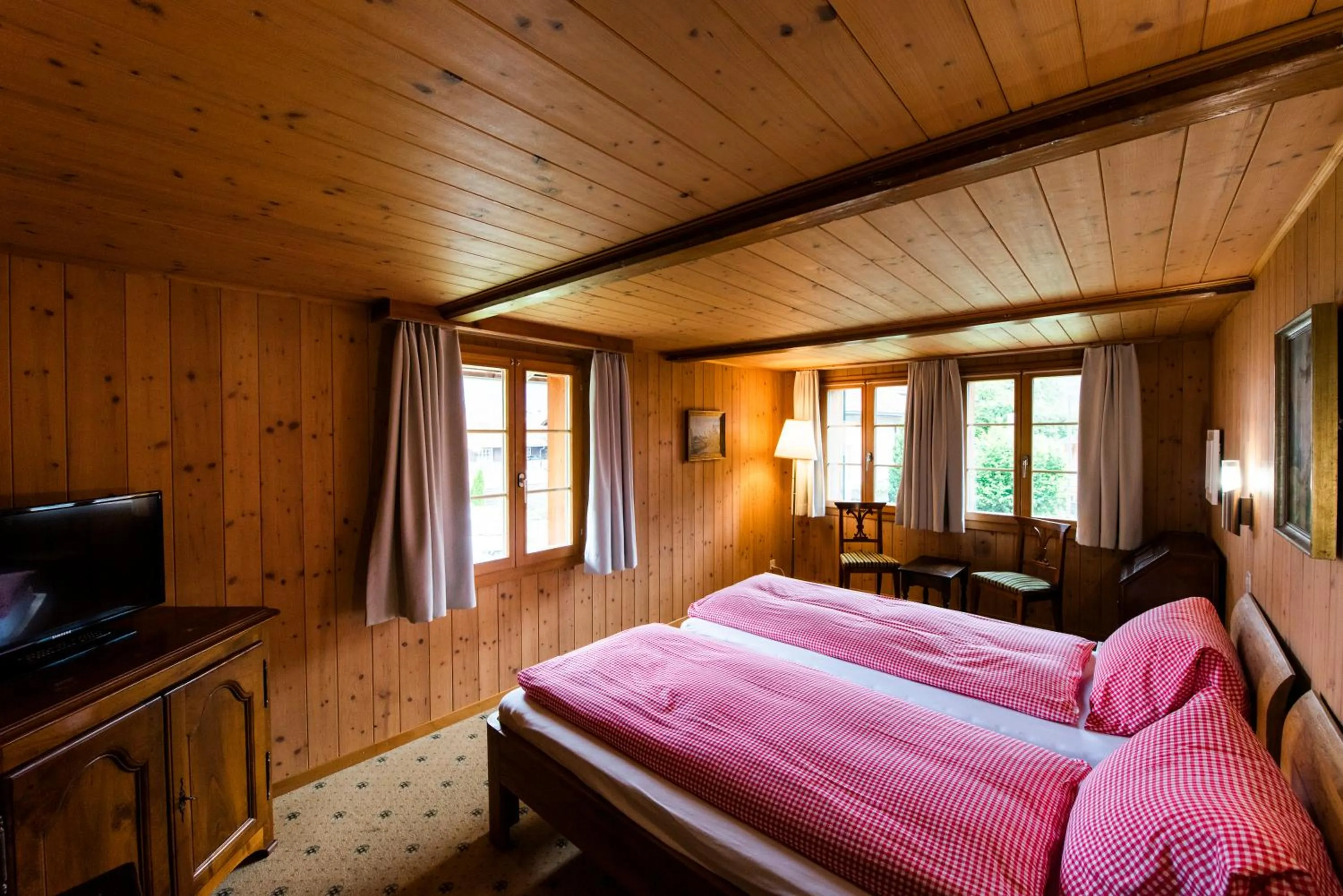 Bedroom, Bed in Hotel Brienzerburli