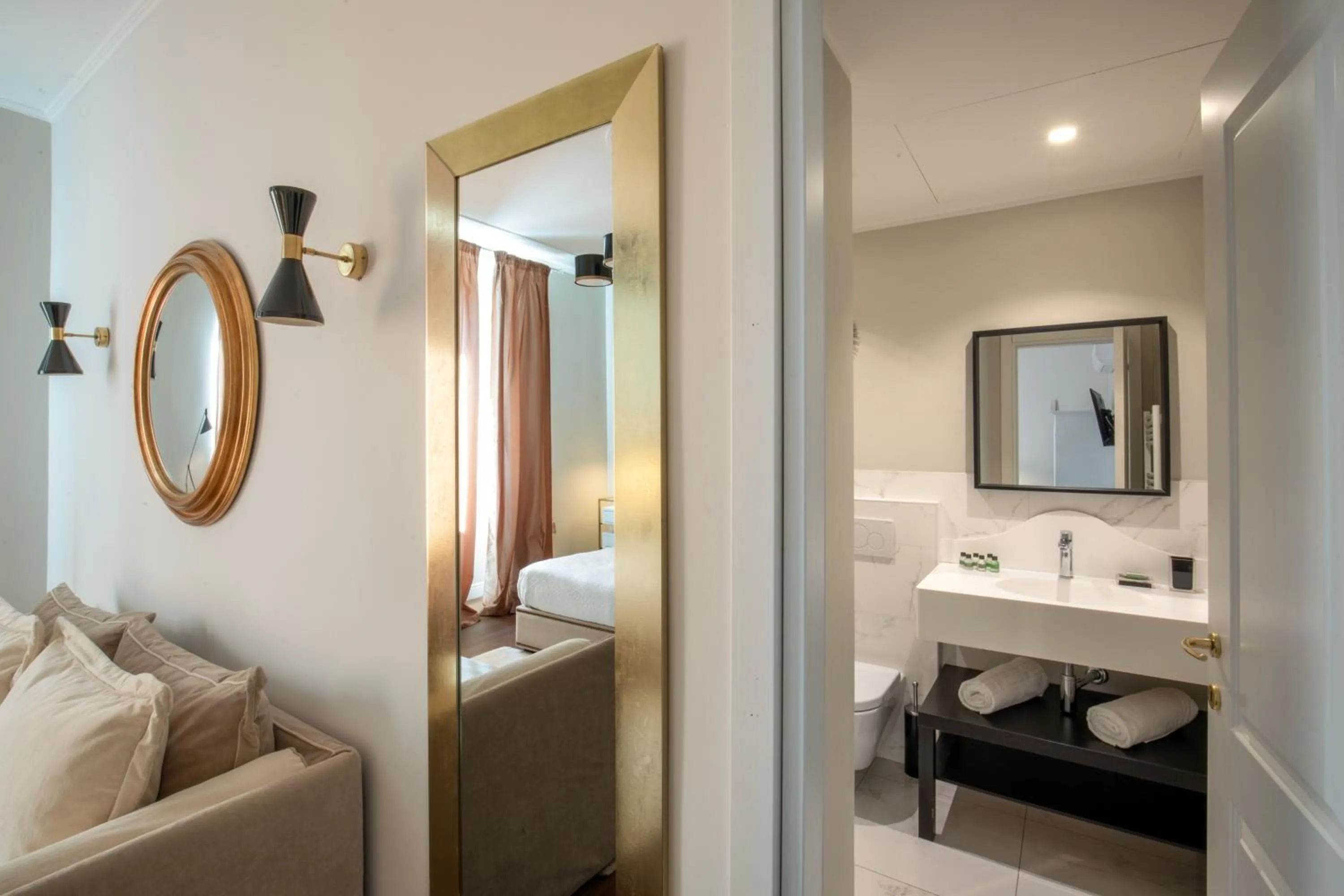 Bathroom, Bed in Daplace - Corso Monforte Suites