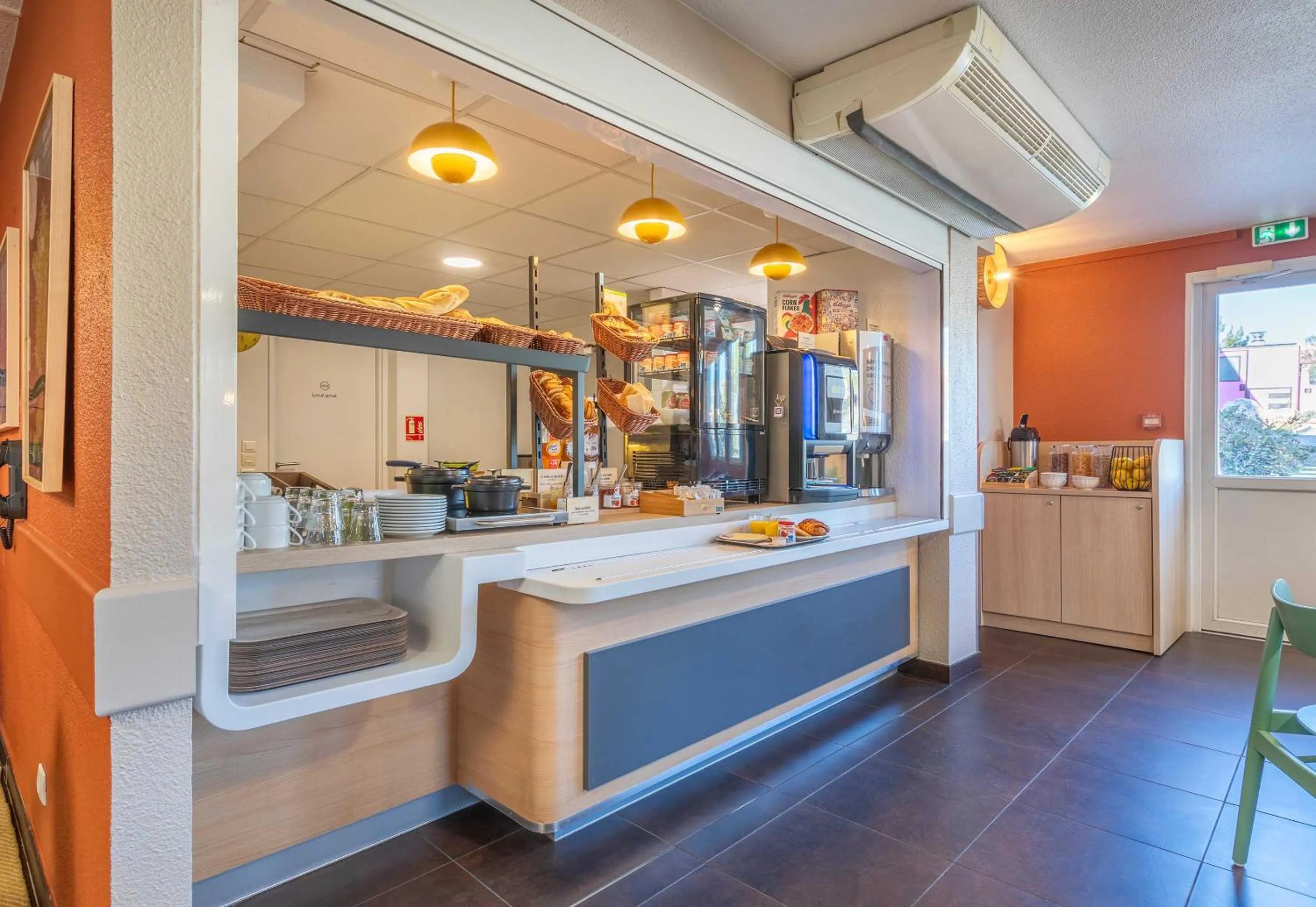 Buffet breakfast in B&B HOTEL Aix-en-Provence Meyreuil Sainte-Victoire