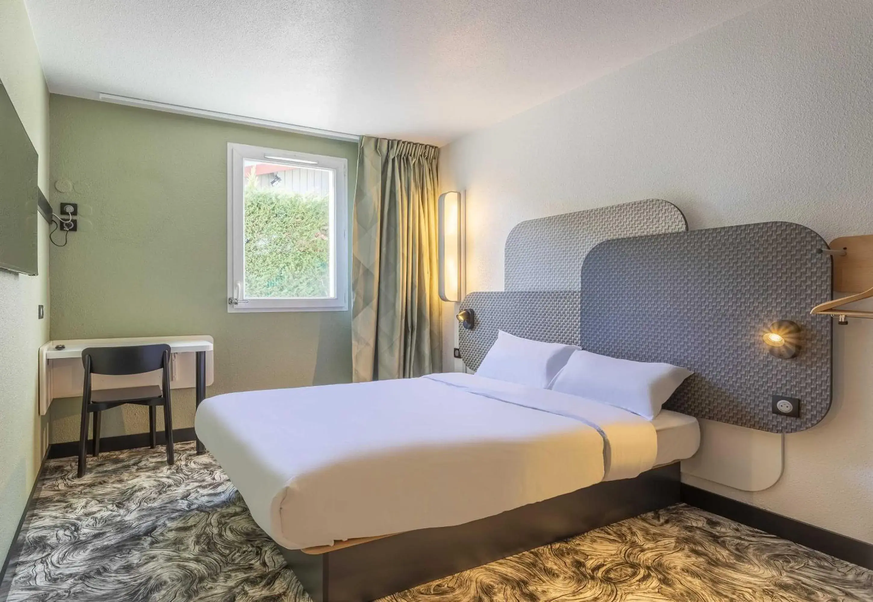 Double Room - Disability Access in B&B HOTEL Aix-en-Provence Meyreuil Sainte-Victoire Double Room - Disability Access in B&B HOTEL Aix-en-Provence Meyreuil Sainte-Victoire