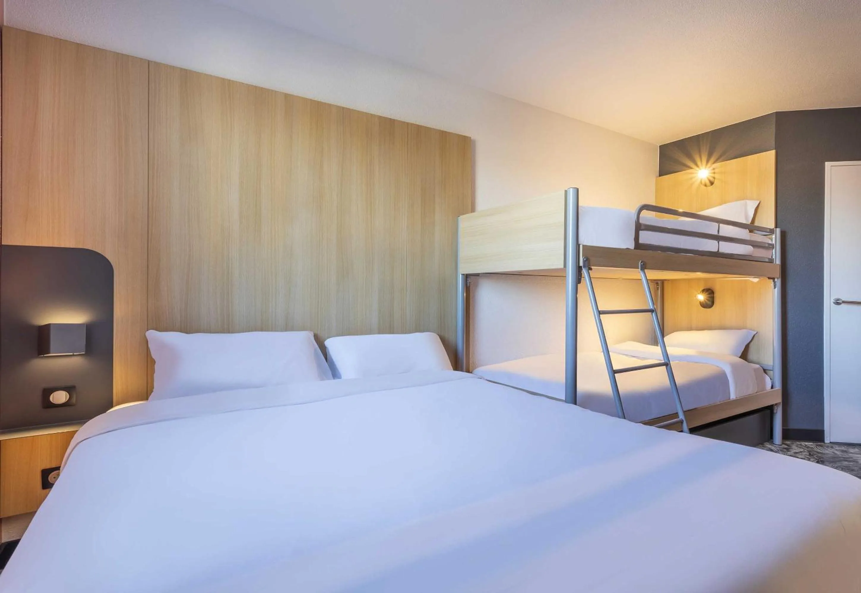 Bedroom, Bed in B&B HOTEL Aix-en-Provence Meyreuil Sainte-Victoire