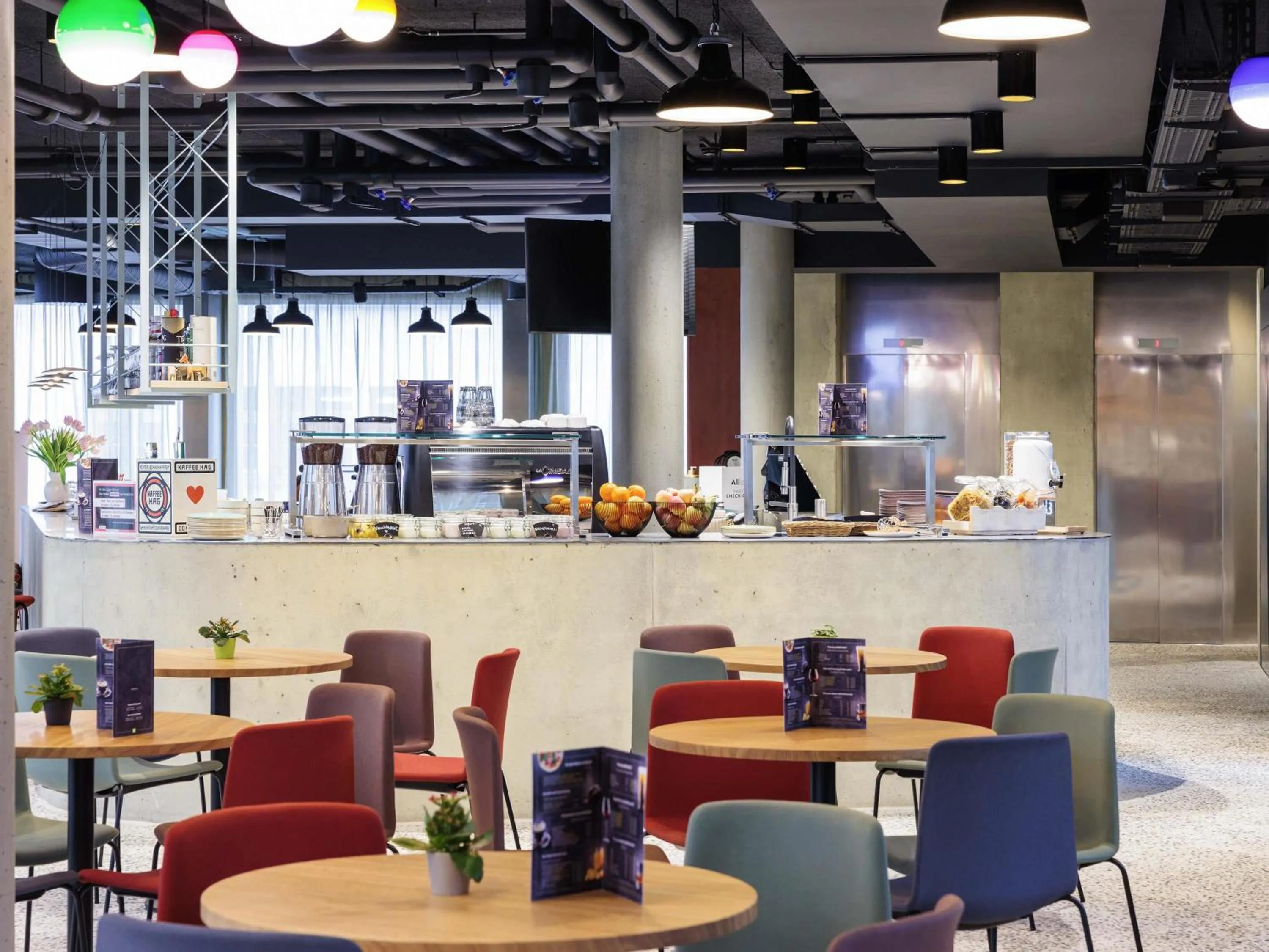 Lounge or bar in ibis Styles Bern City