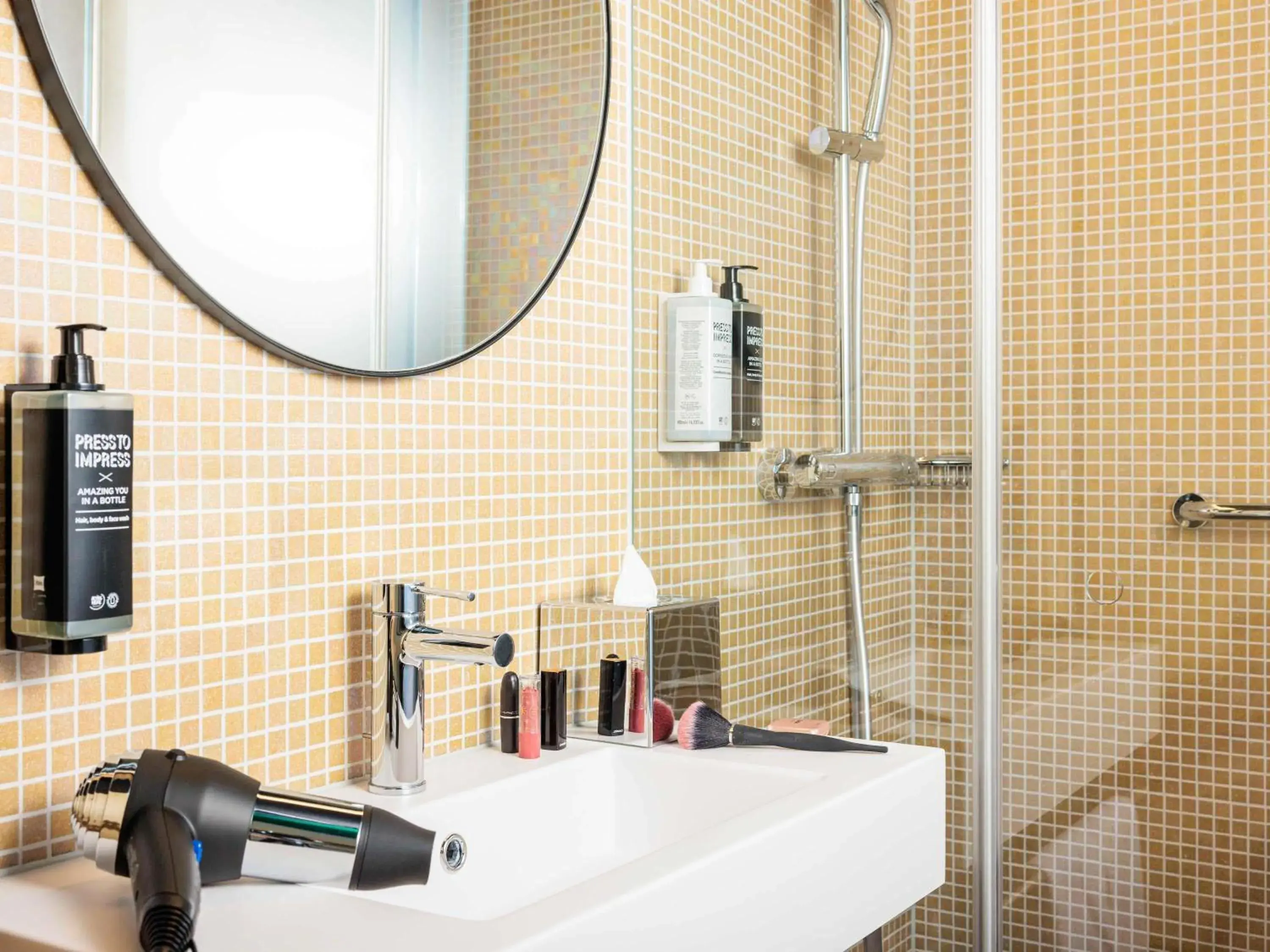 Superior Queen Room with Sofa Bed in ibis Styles Bern City Superior Queen Room with Sofa Bed in ibis Styles Bern City