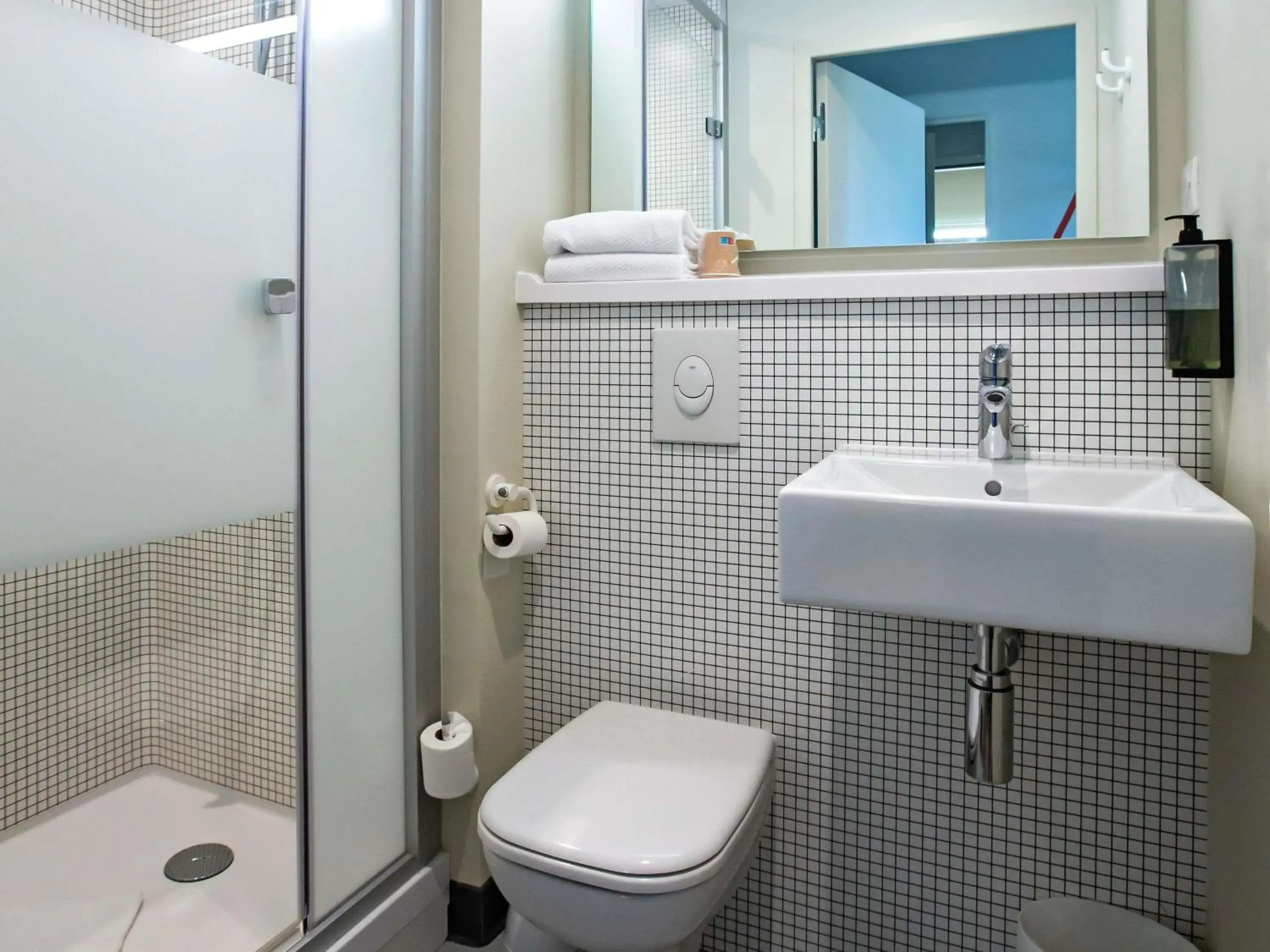 Triple Room with Double bed and Single Bed in Hotel Ibis Budget Montpellier Centre Millenaire - Triple Room with Double bed and Single Bed in Hotel Ibis Budget Montpellier Centre Millenaire -