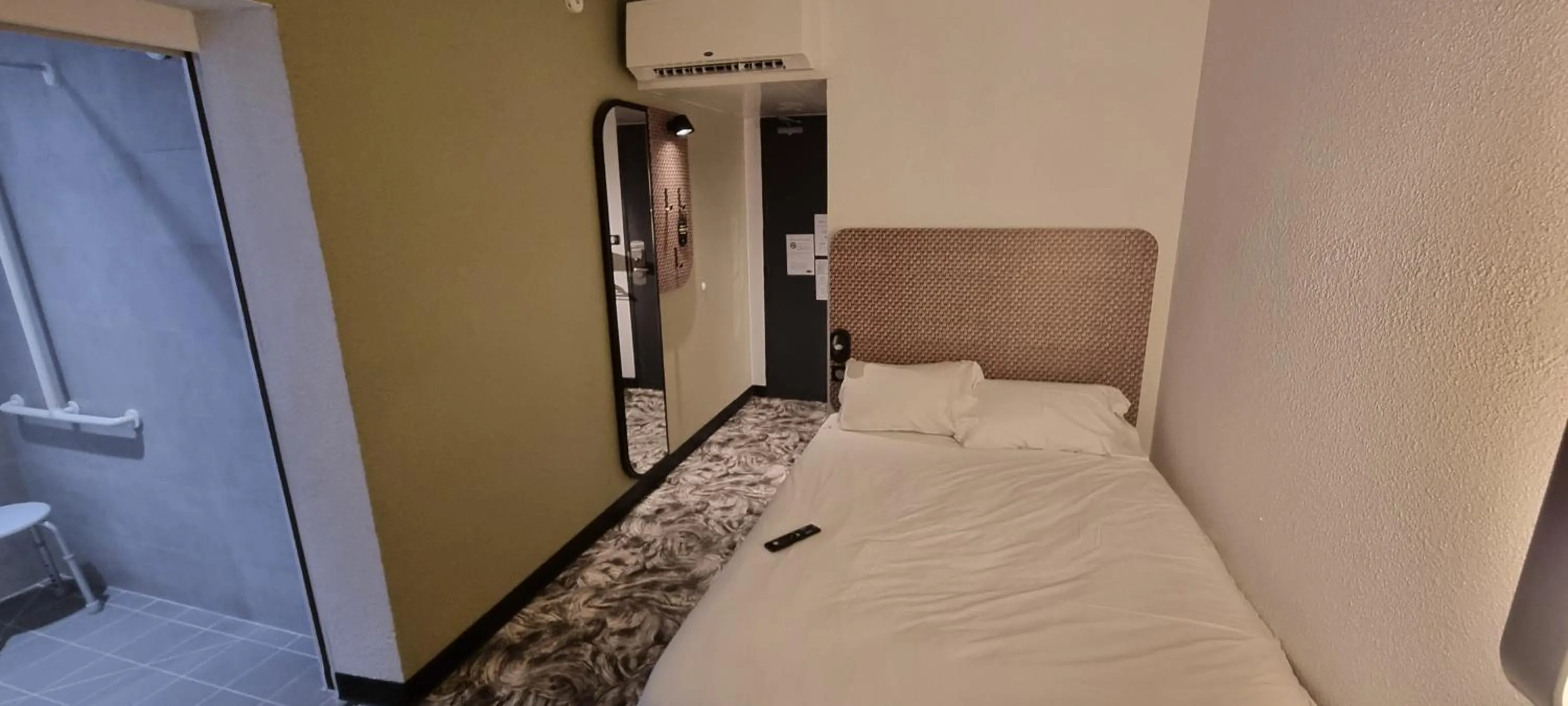 Bed in B&B HOTEL Cannes Mouans Sartoux