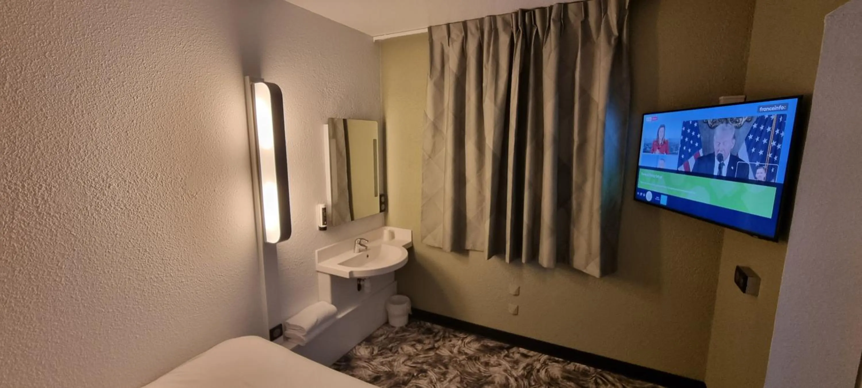 TV and multimedia in B&B HOTEL Cannes Mouans Sartoux