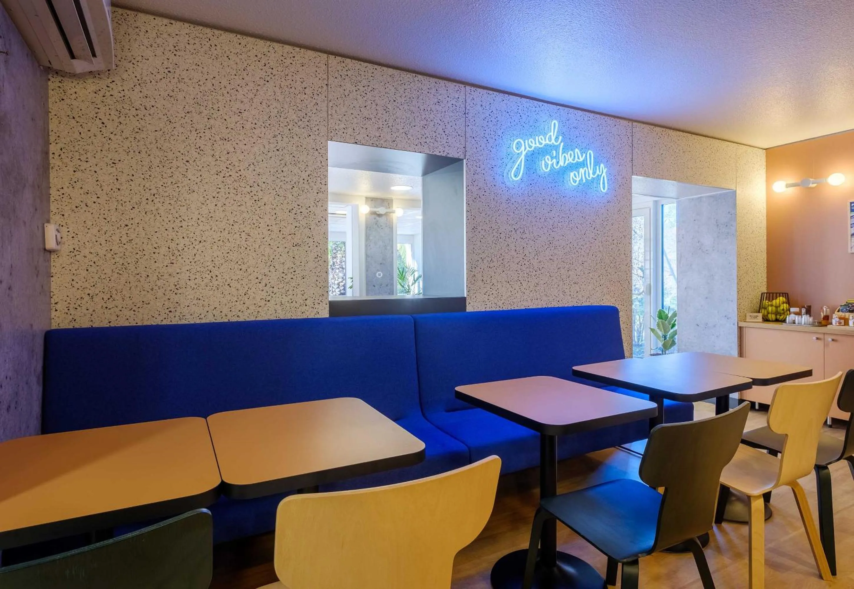 Restaurant/places to eat in B&B HOTEL Cannes Mouans Sartoux