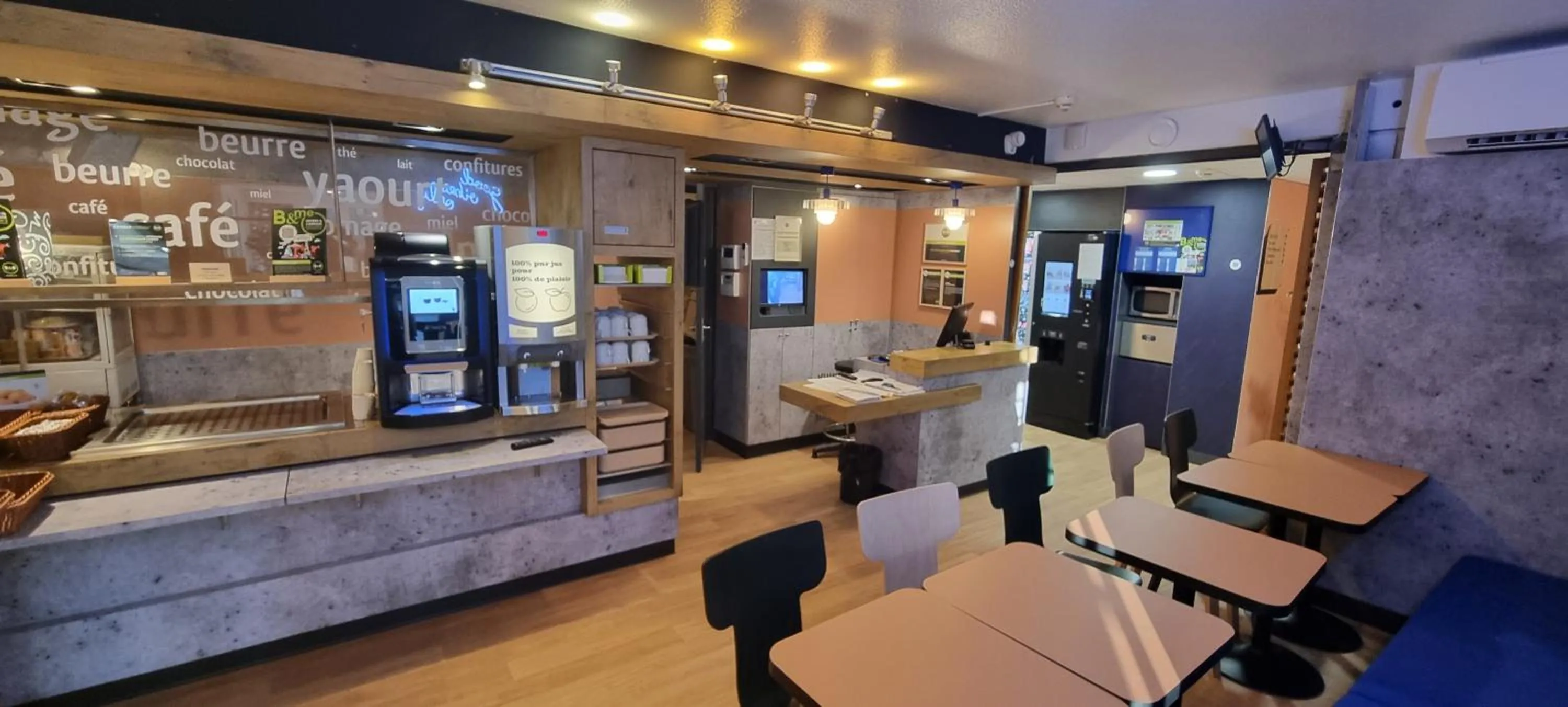 Lobby or reception in B&B HOTEL Cannes Mouans Sartoux