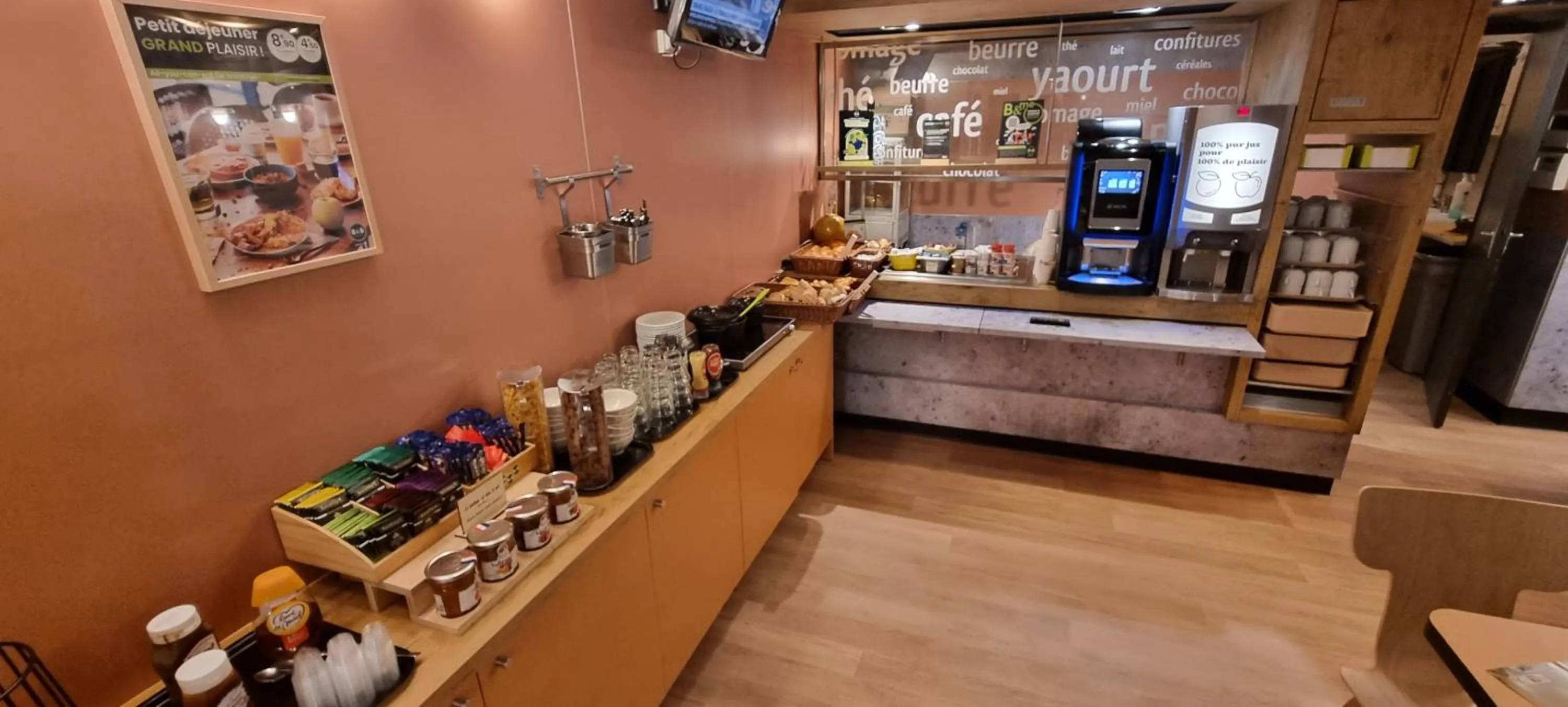 Breakfast in B&B HOTEL Cannes Mouans Sartoux