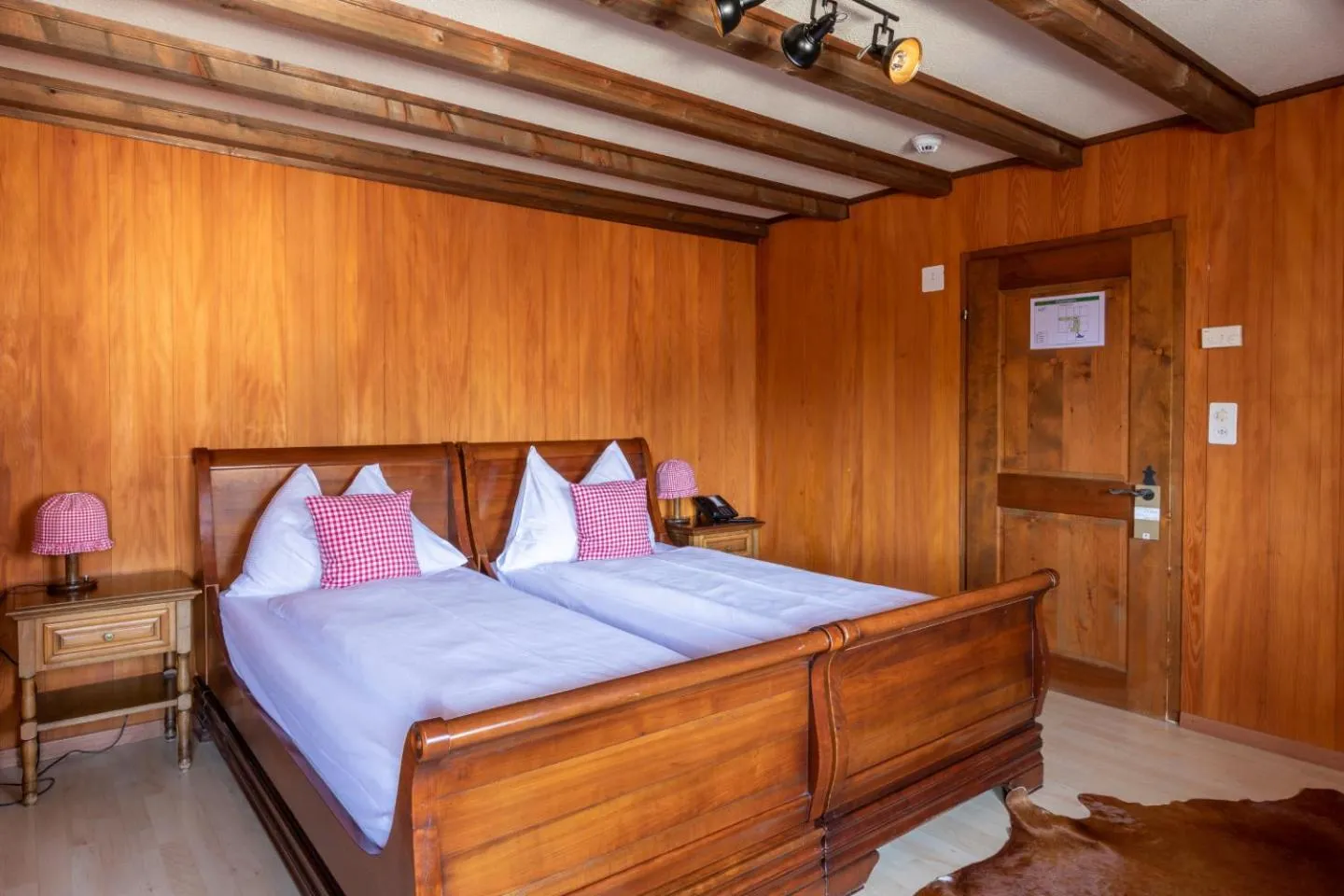 Bed in Swiss-Chalet Merlischachen - Historik Chalet-Hotel Lodge