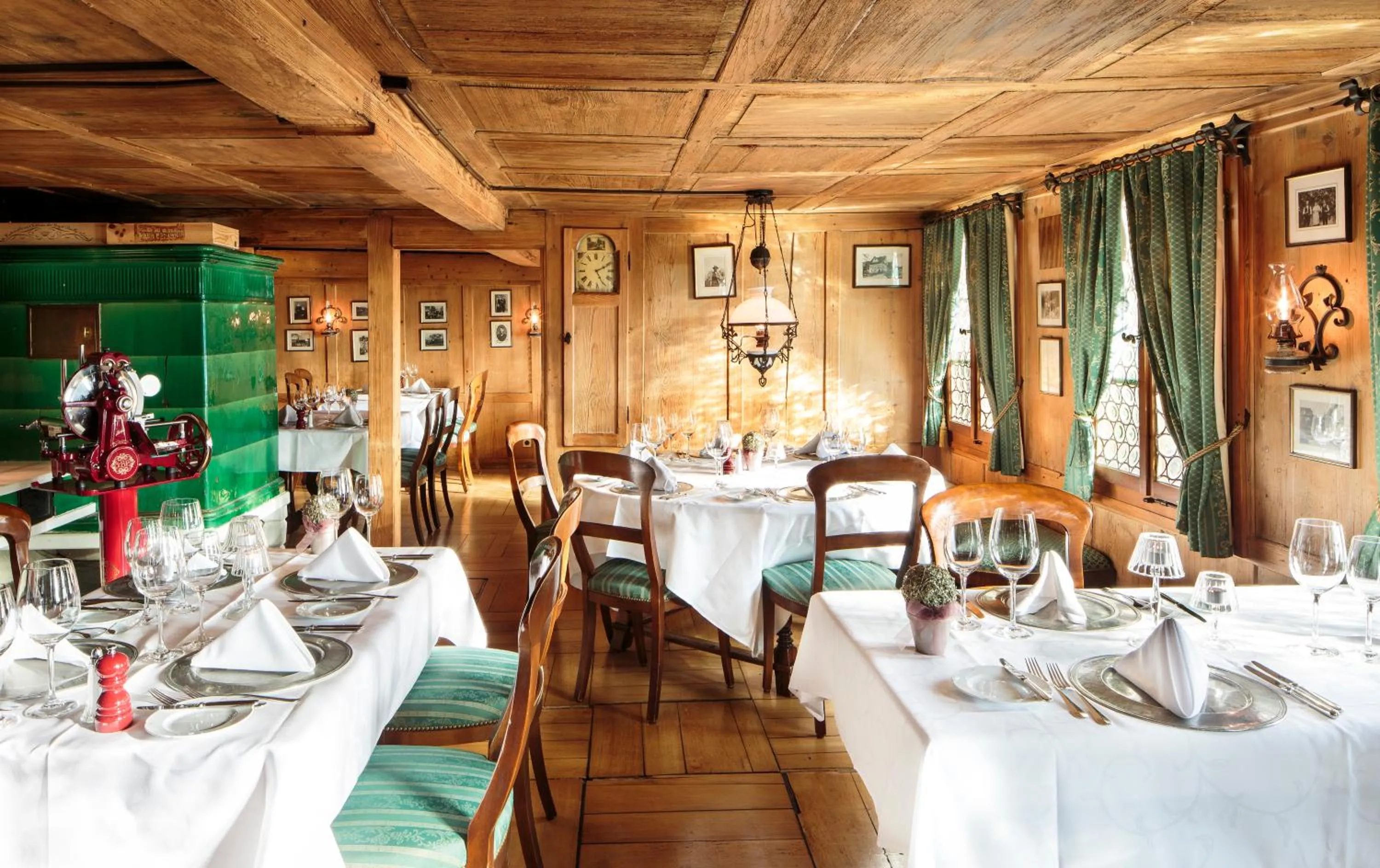 Restaurant/places to eat in Swiss-Chalet Merlischachen - Historik Chalet-Hotel Lodge