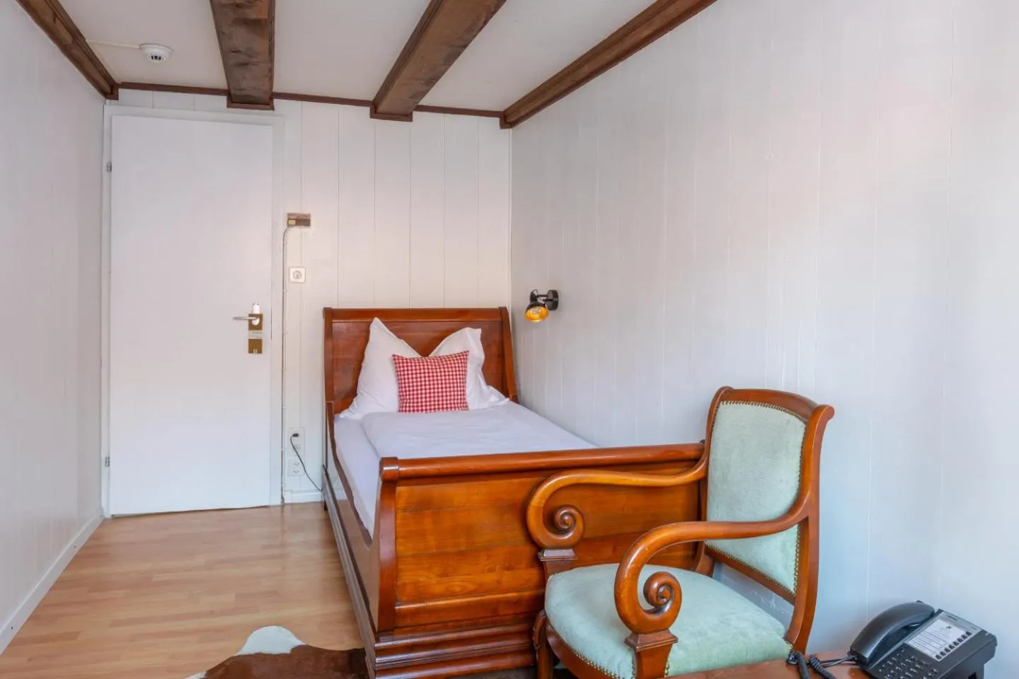 Photo of the whole room, Bed in Swiss-Chalet Merlischachen - Historik Chalet-Hotel Lodge