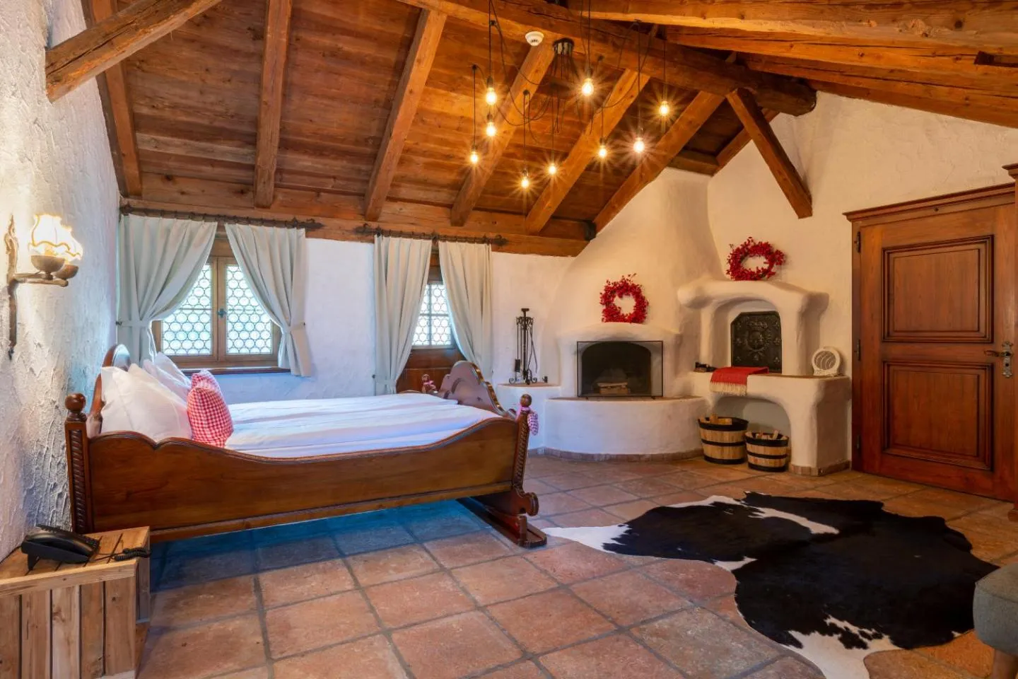 Bedroom, Bed in Swiss-Chalet Merlischachen - Historik Chalet-Hotel Lodge