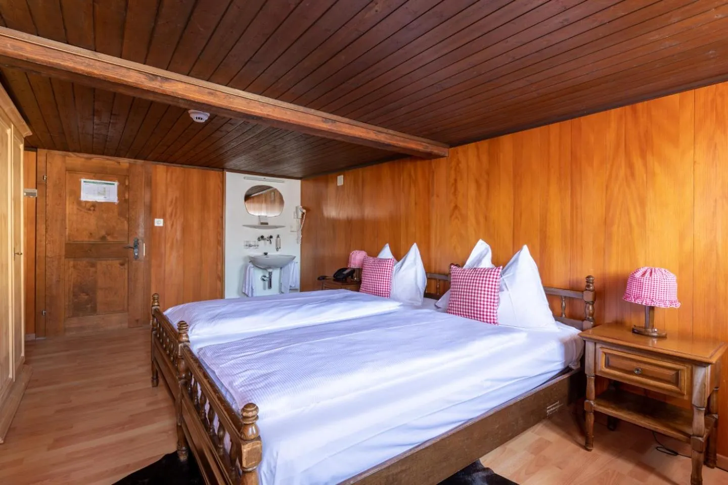Bed in Swiss-Chalet Merlischachen - Historik Chalet-Hotel Lodge