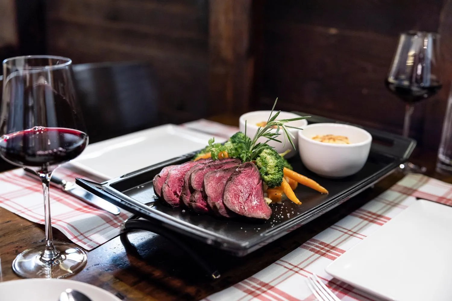 Restaurant/places to eat in Swiss-Chalet Merlischachen - Historik Chalet-Hotel Lodge