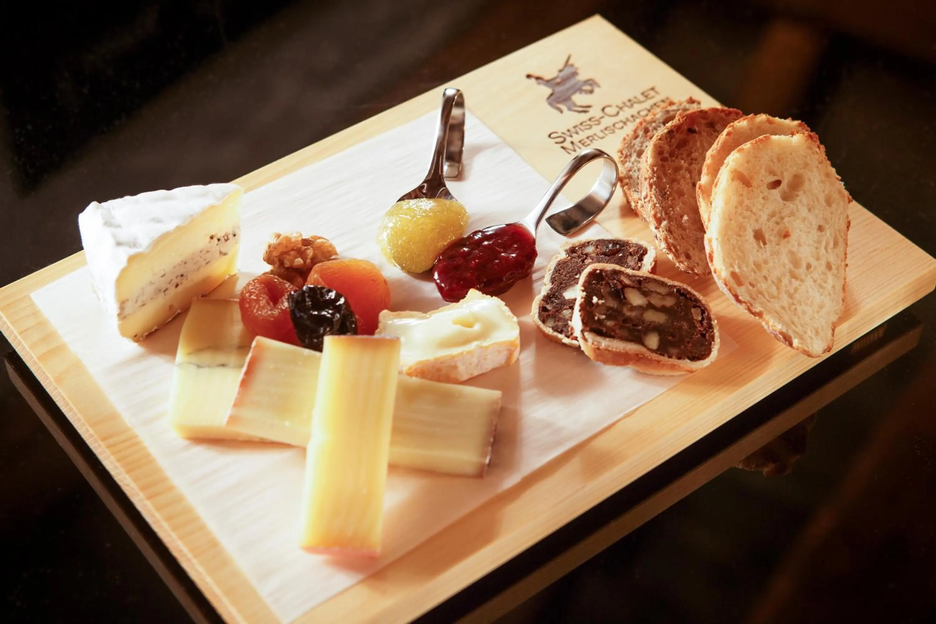 Lounge or bar in Swiss-Chalet Merlischachen - Historik Chalet-Hotel Lodge