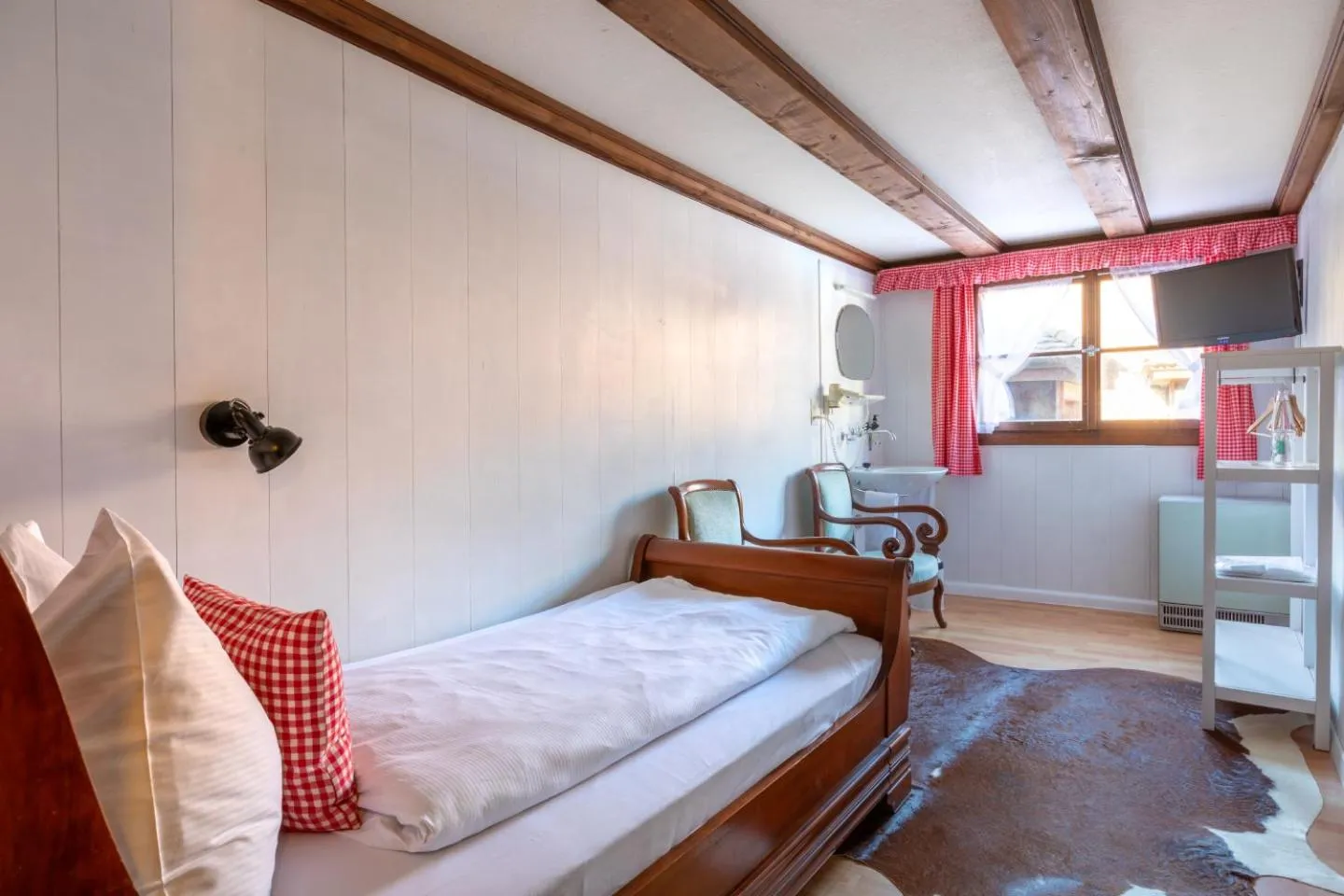 Bed in Swiss-Chalet Merlischachen - Historik Chalet-Hotel Lodge