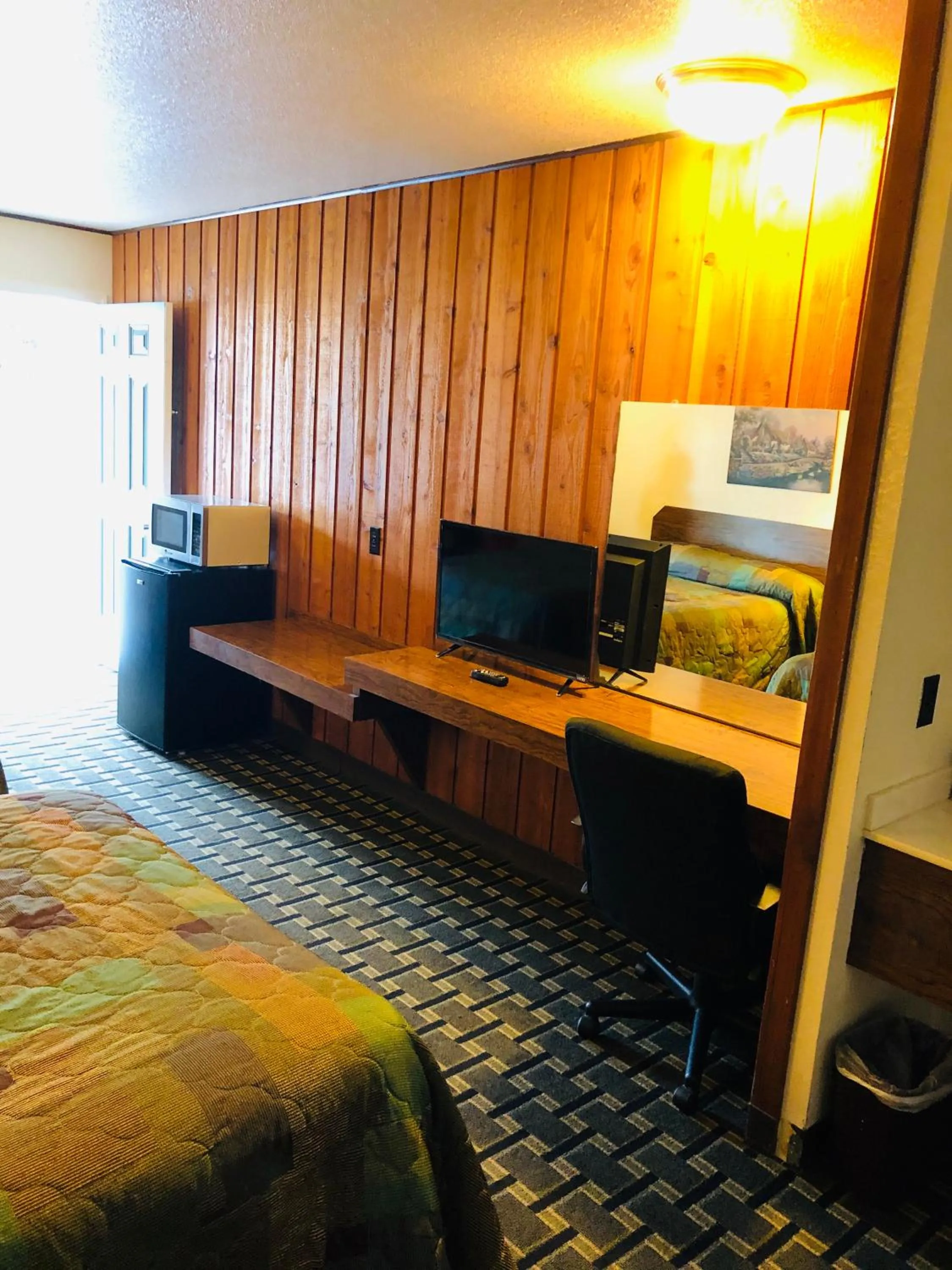Photo of the whole room, Bed in Motel Garberville