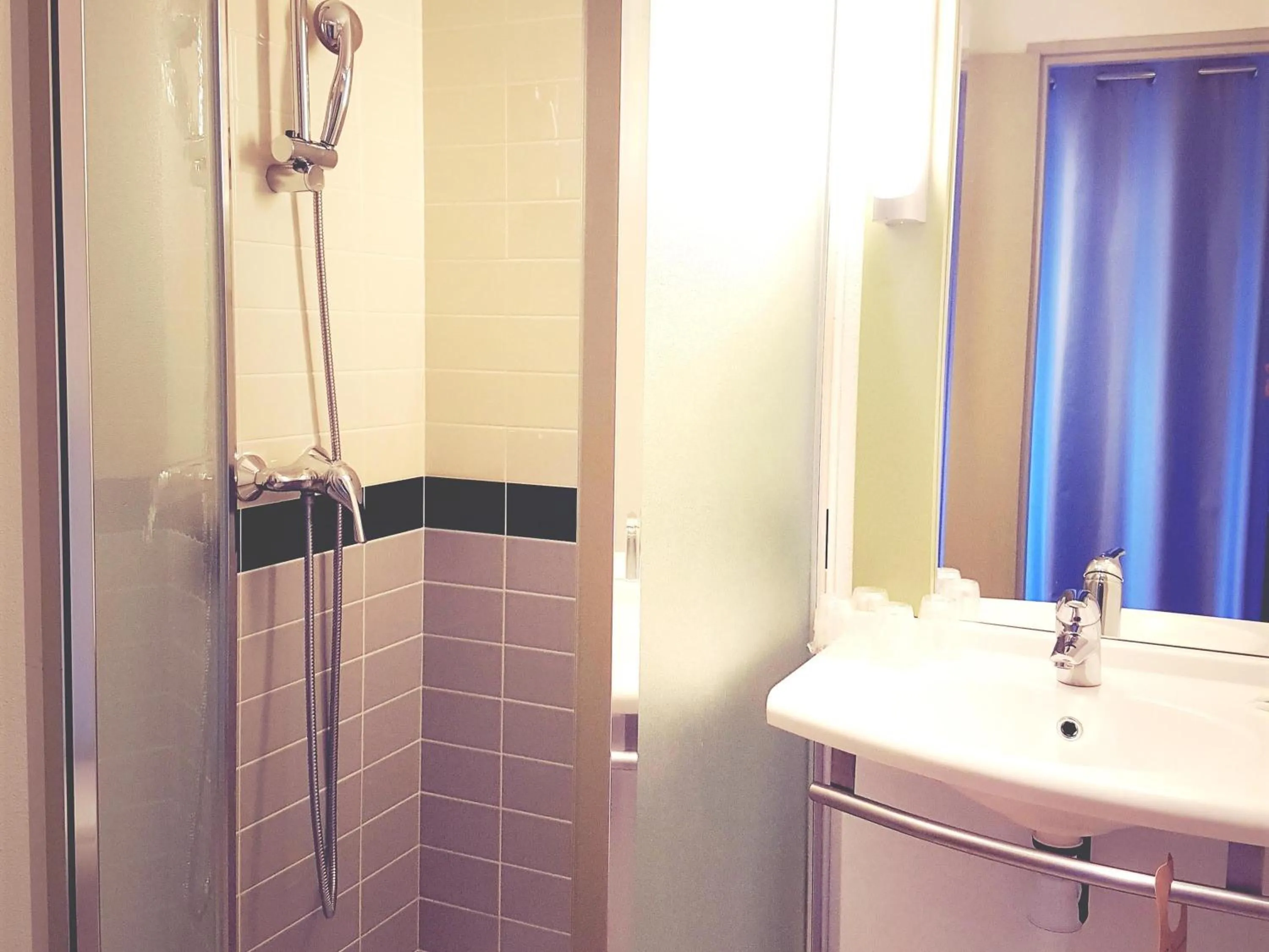 Bedroom in ibis Budget Arles Palais Des Congres