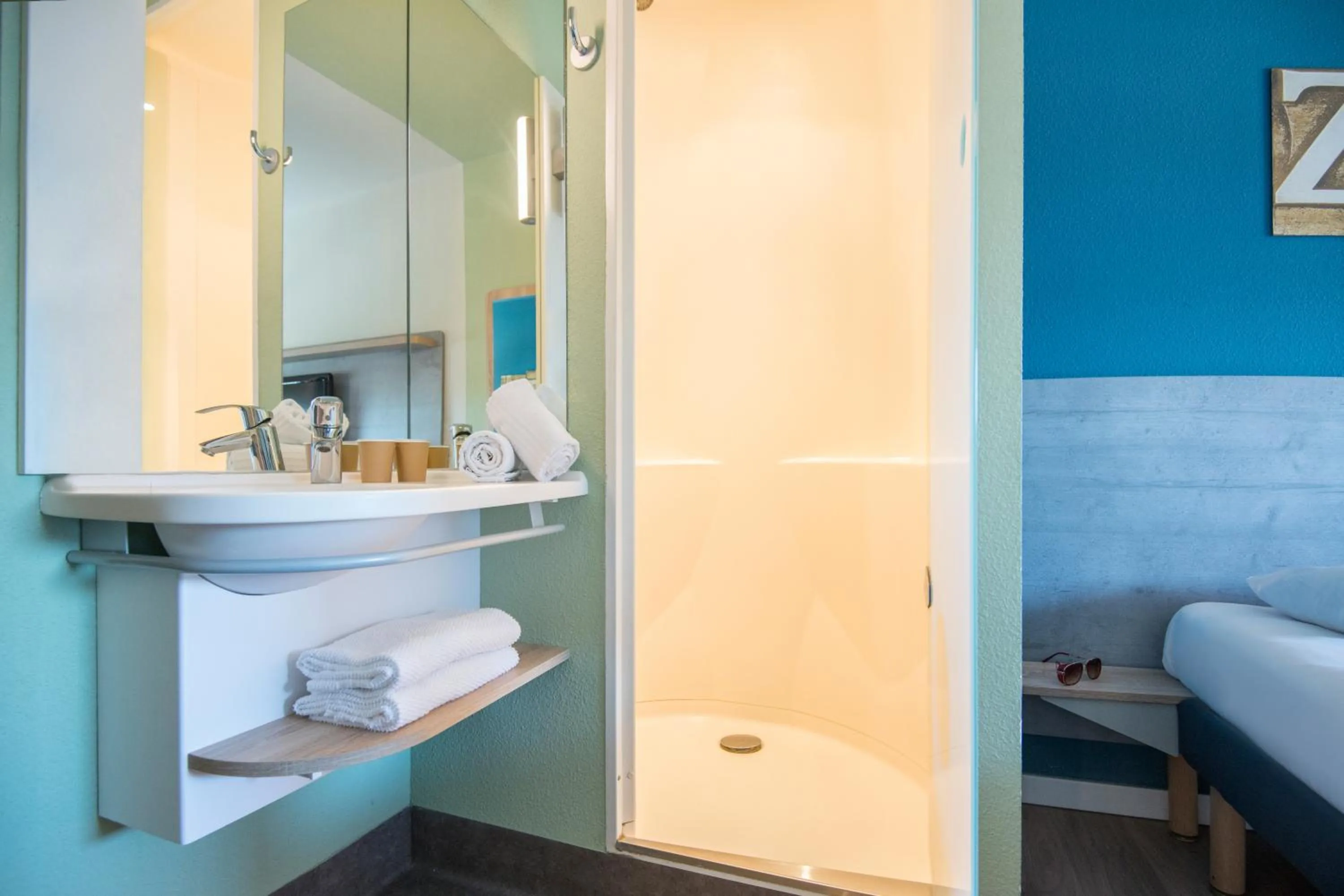 Shower, Bed in ibis budget Pertuis Portes du Luberon