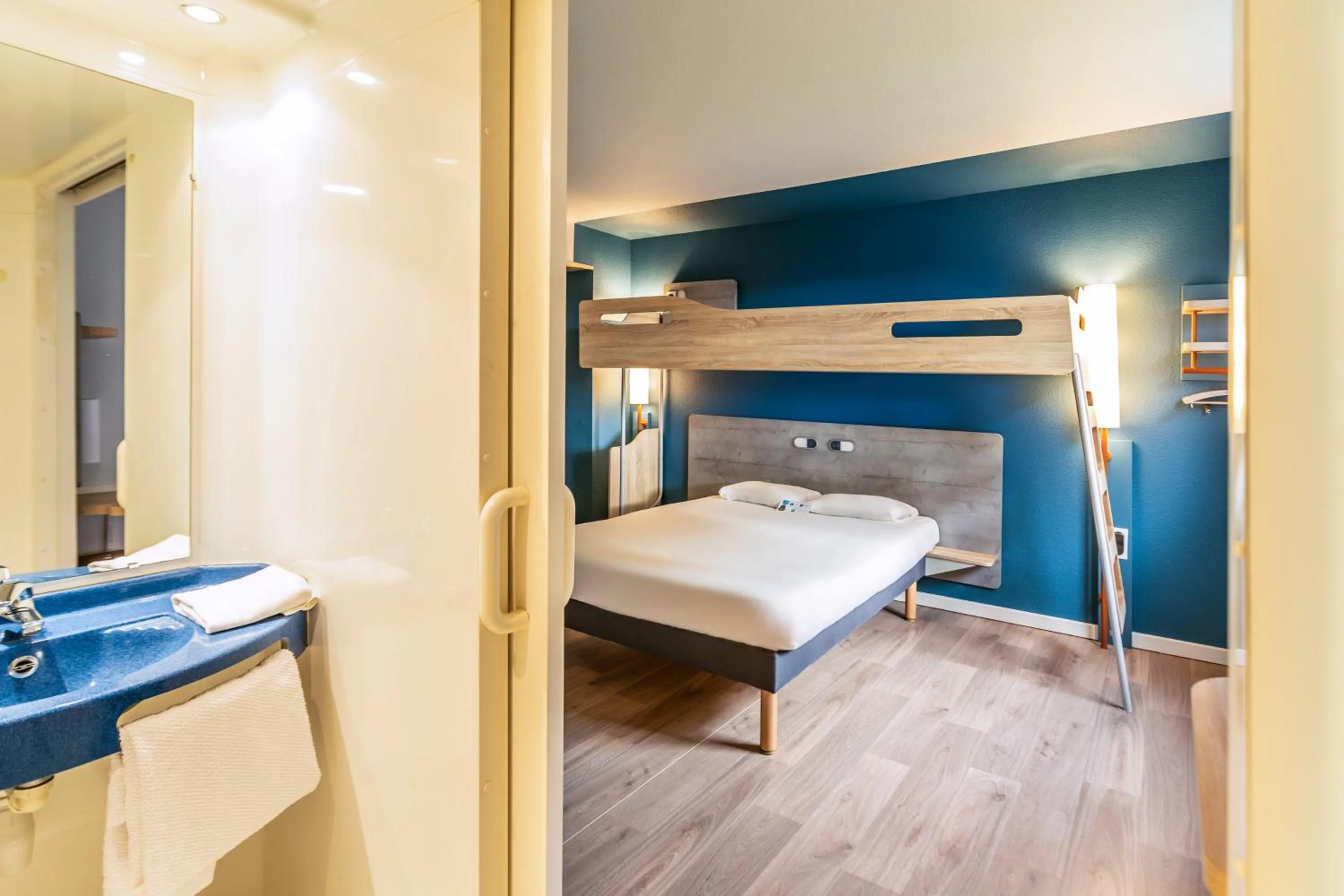 Bedroom, Bed in ibis budget Pertuis Portes du Luberon