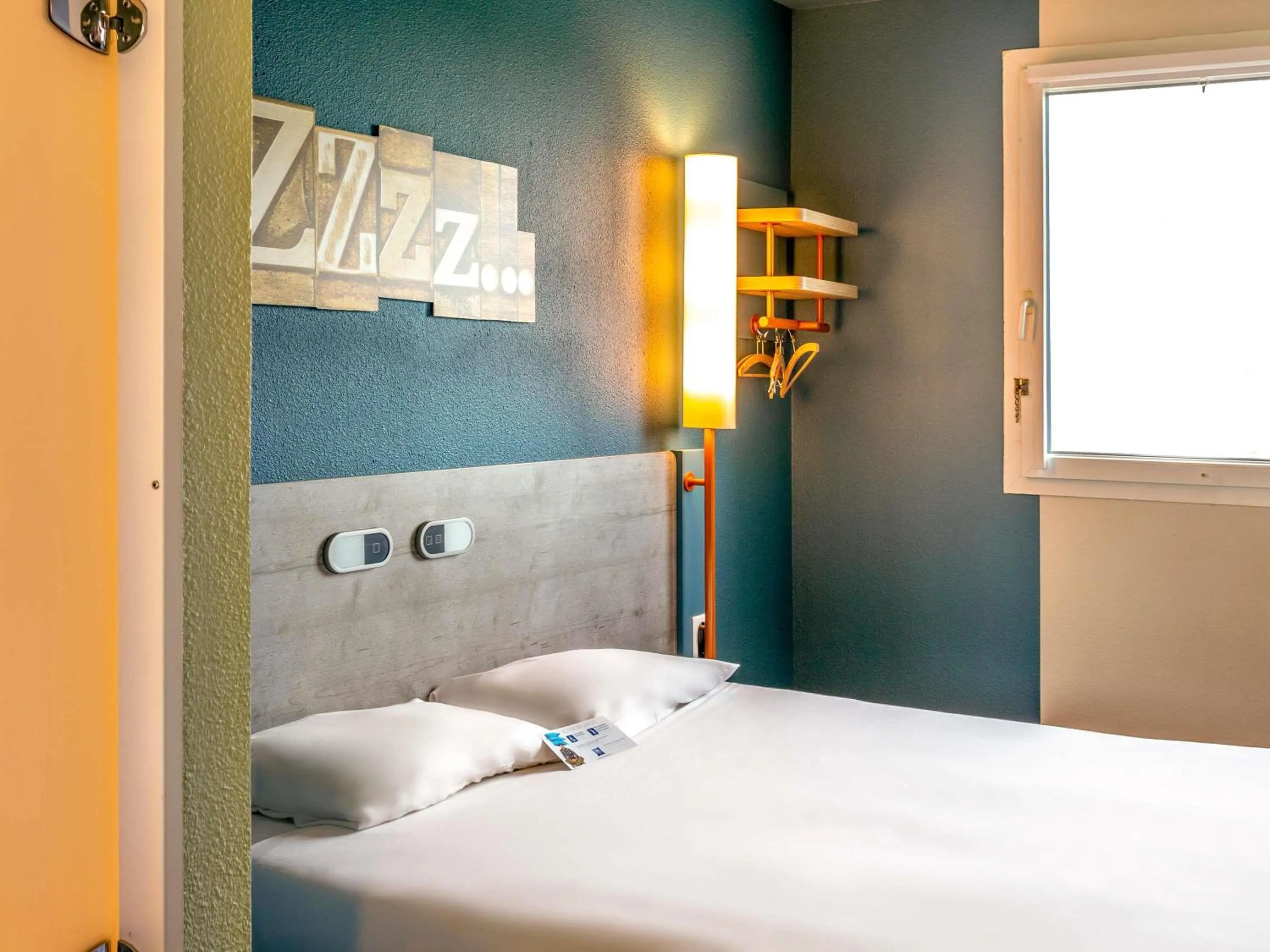 Bedroom, Bed in ibis budget Pertuis Portes du Luberon