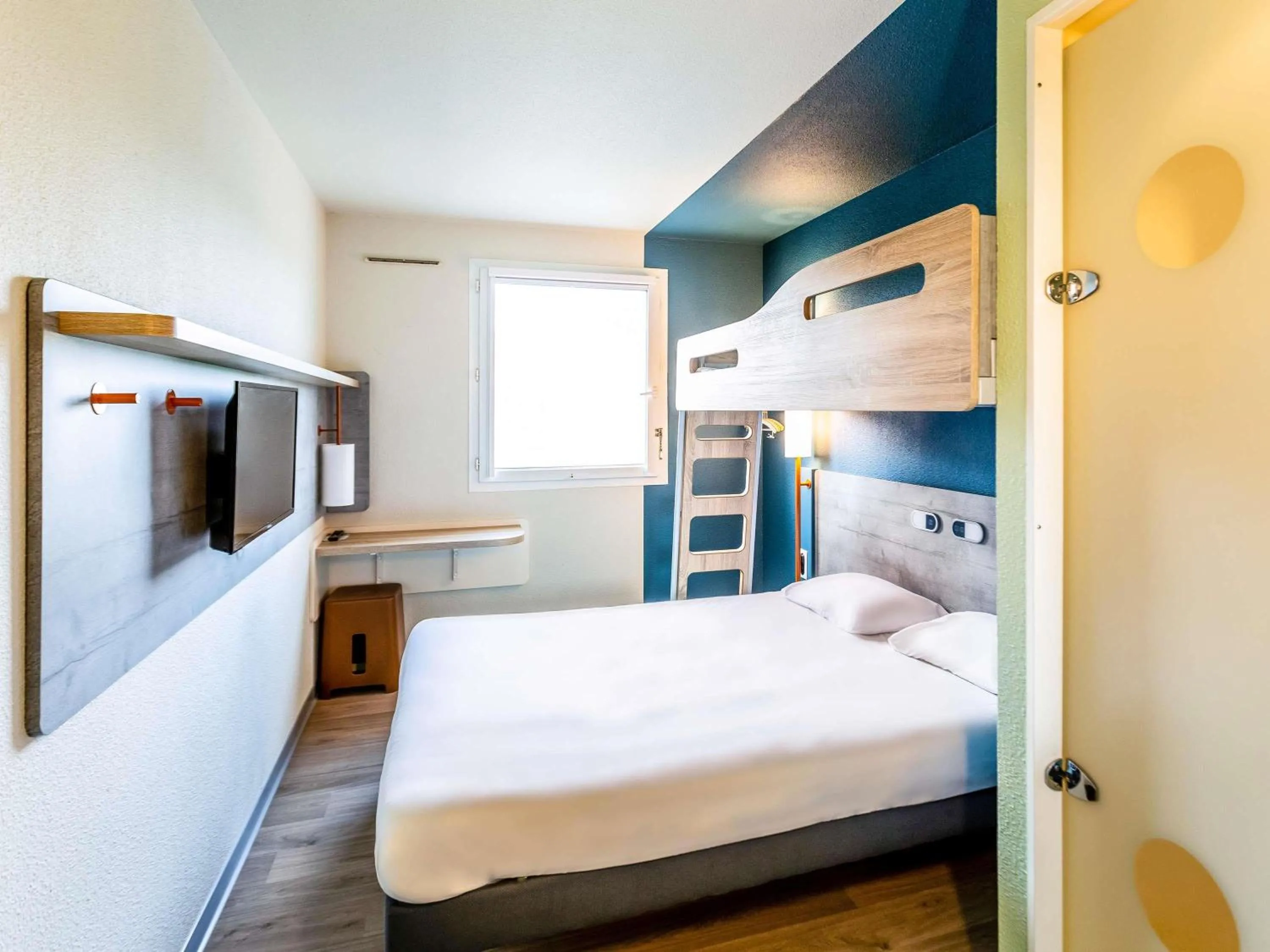 Bedroom, Bed in ibis budget Pertuis Portes du Luberon