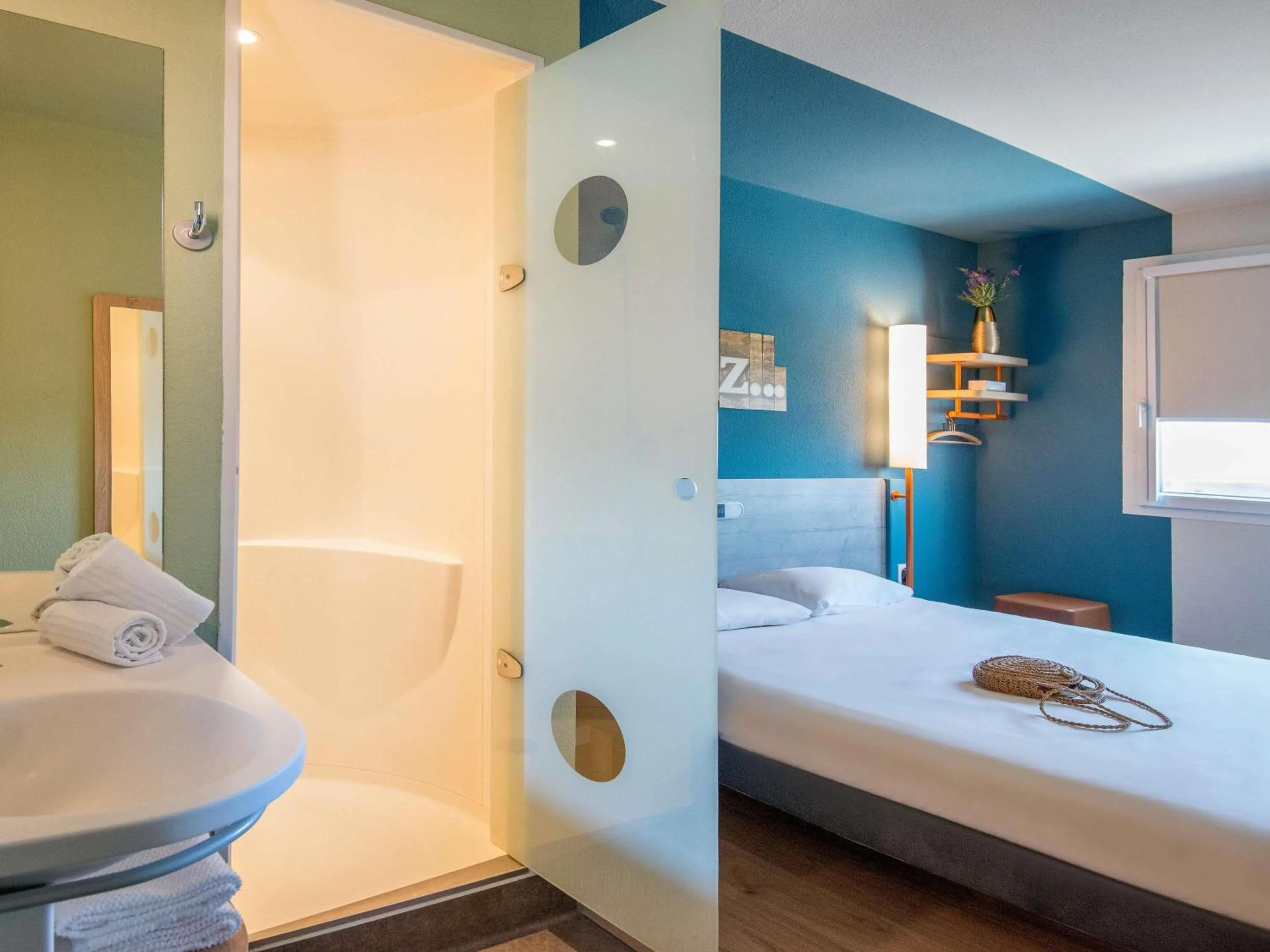 Bedroom, Bed in ibis budget Pertuis Portes du Luberon