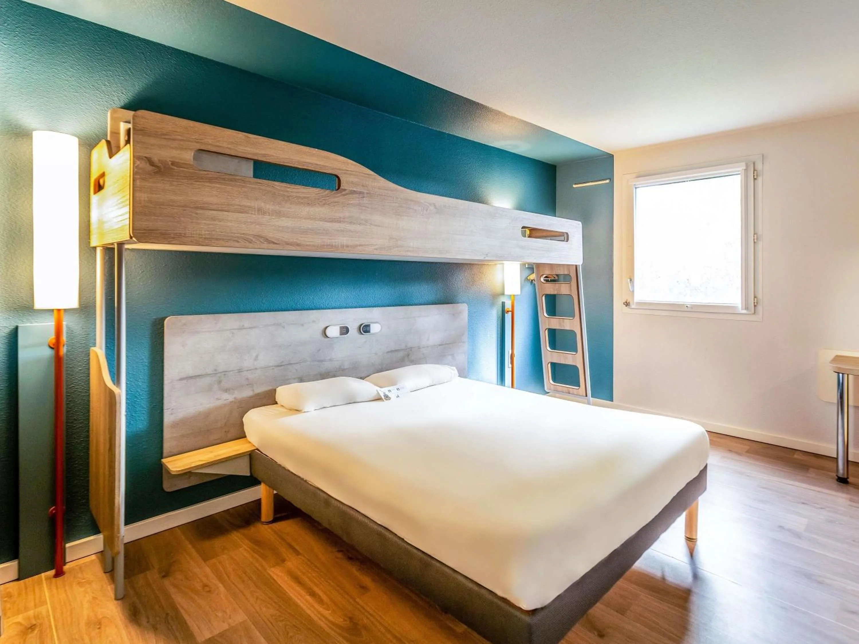 Bedroom, Bed in ibis budget Pertuis Portes du Luberon
