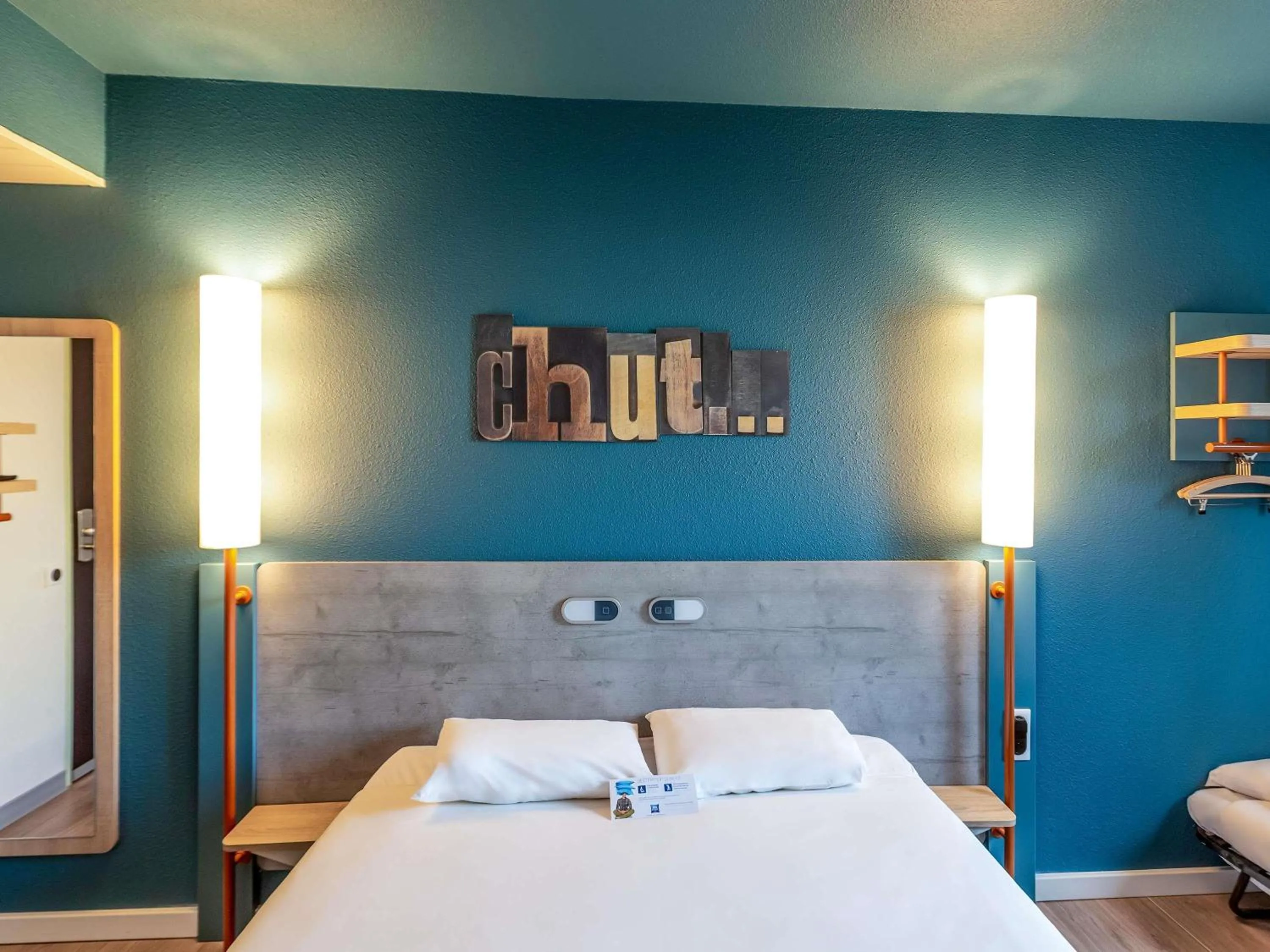 Bedroom, Bed in ibis budget Pertuis Portes du Luberon