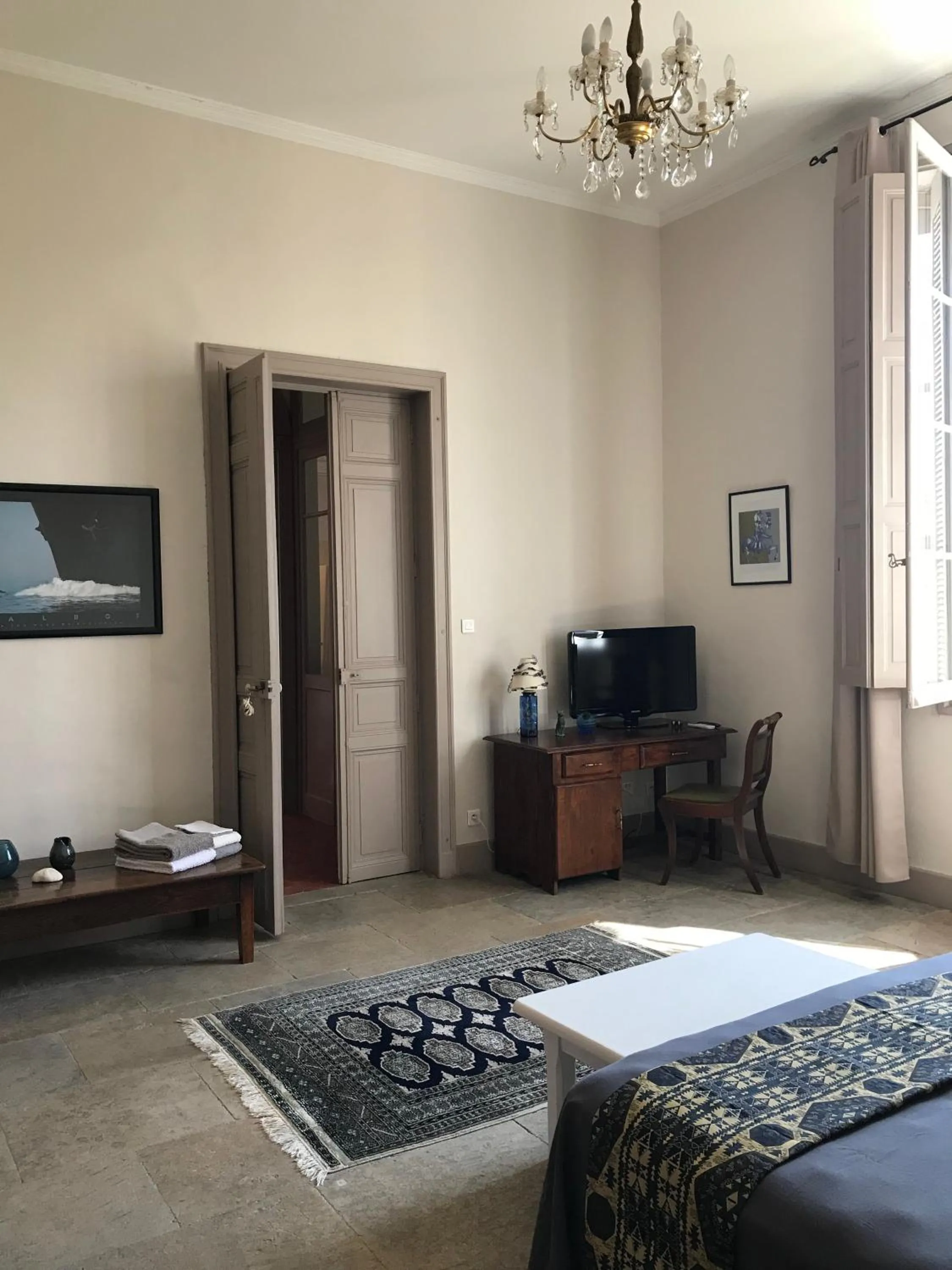 Bedroom, Bed in Couleurs De Camargue