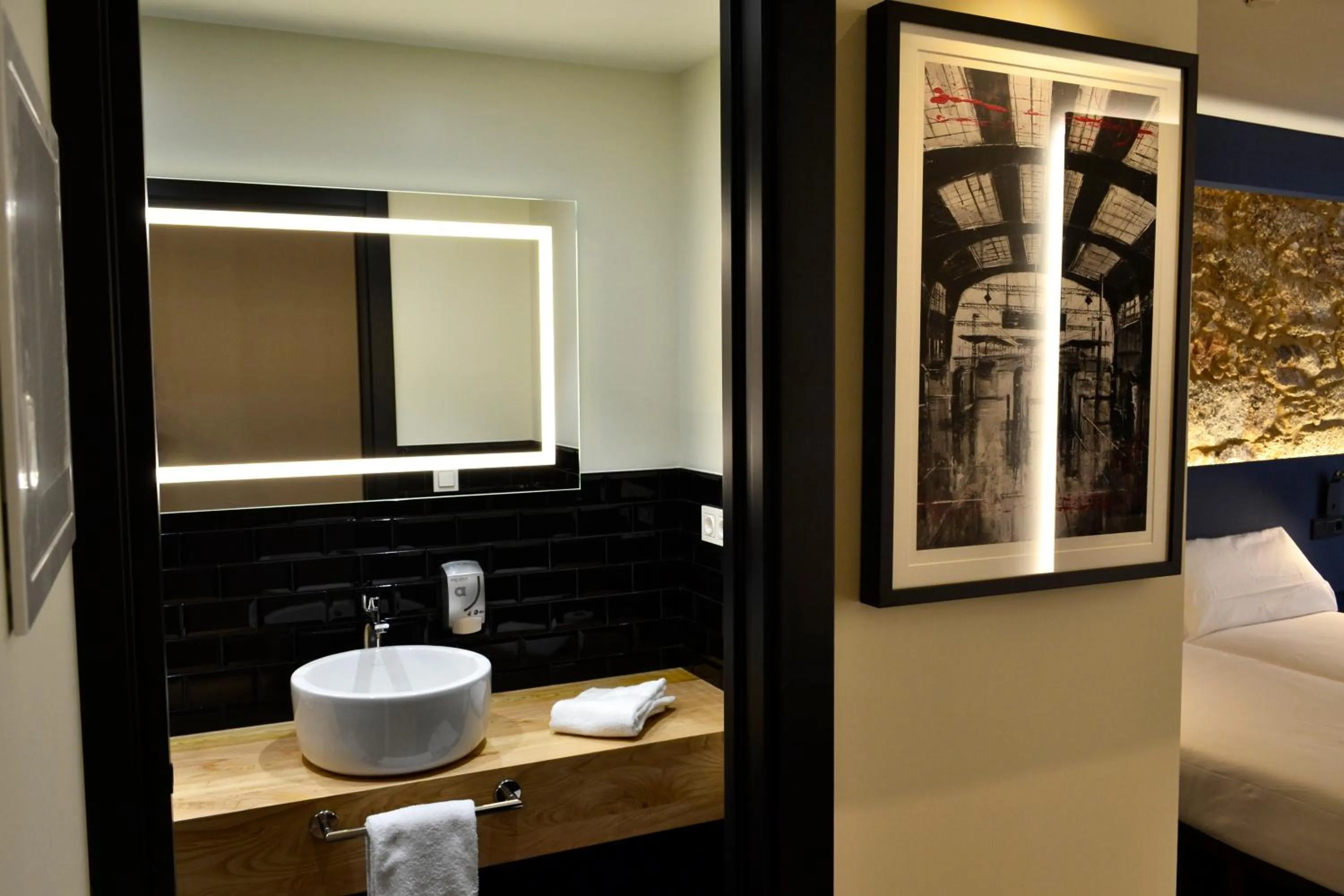 Bathroom, Bed in Hotel Alda Galería Coruña