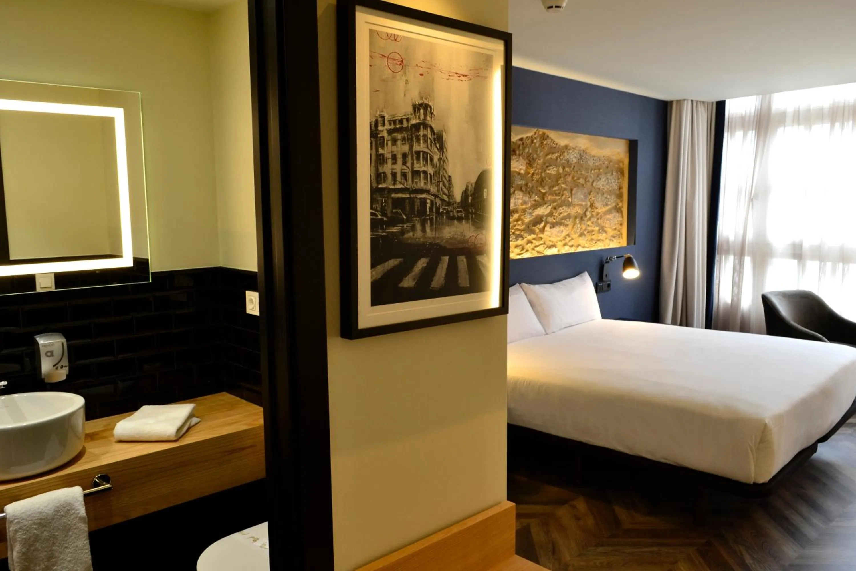 Photo of the whole room, Bed in Hotel Alda Galería Coruña