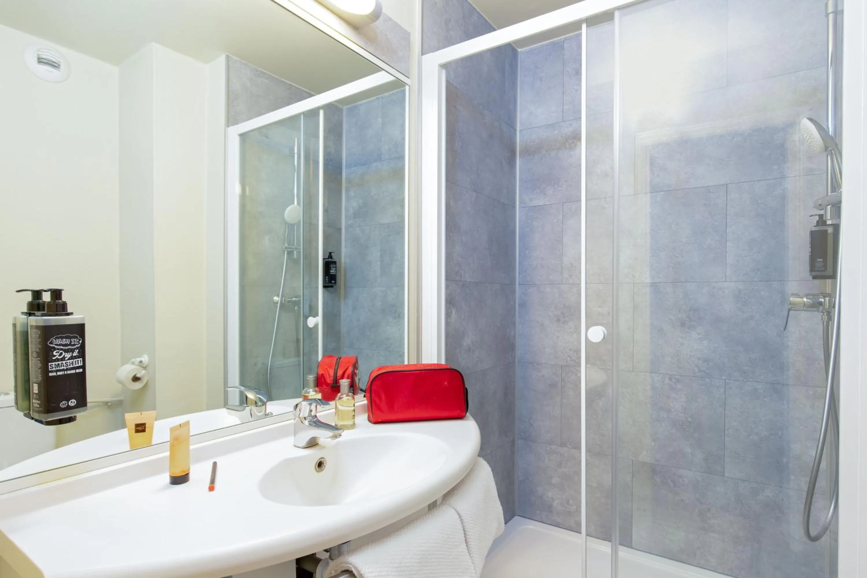 Shower in ibis budget Cavaillon