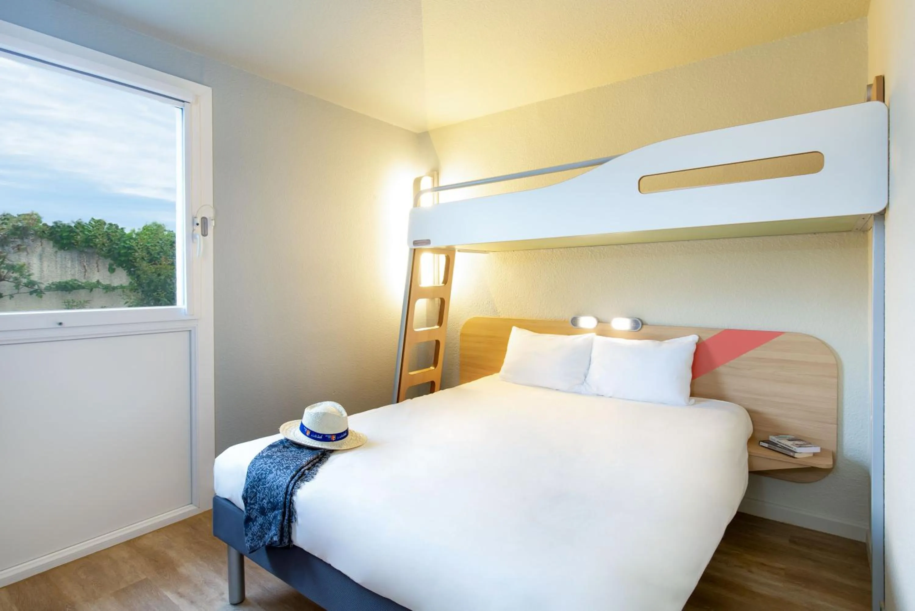 Bedroom, Bed in ibis budget Cavaillon
