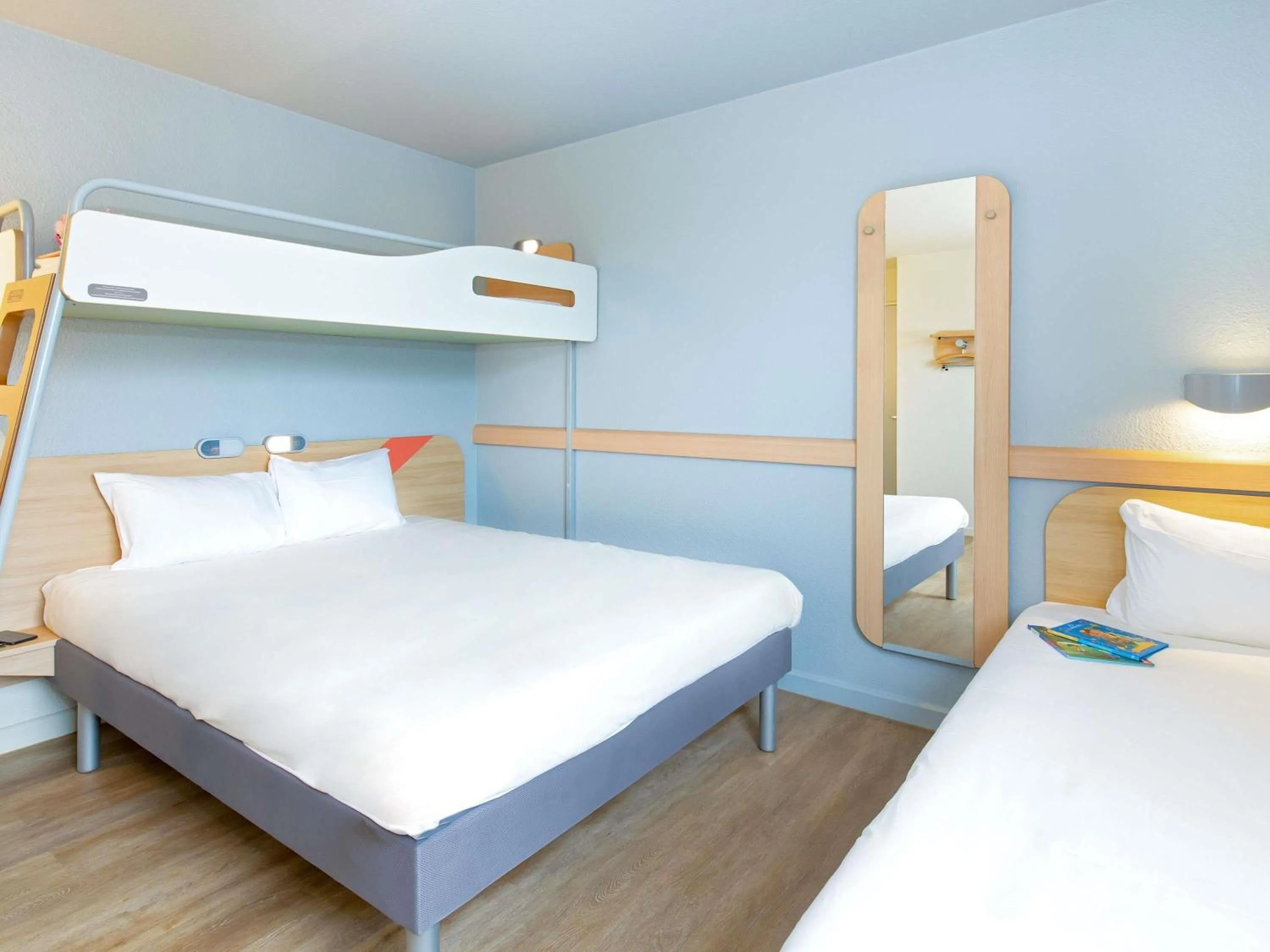 Bedroom, Bed in ibis budget Cavaillon