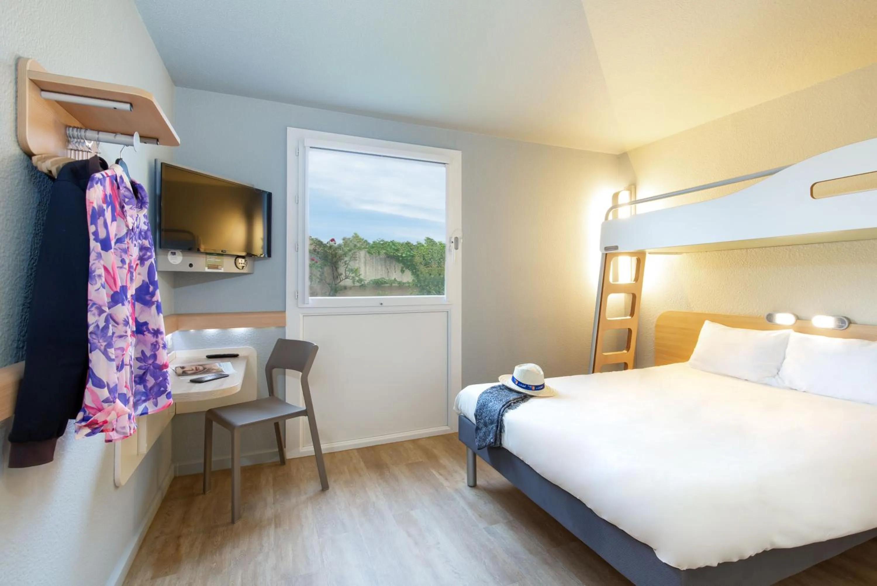 Bedroom, Bed in ibis budget Cavaillon