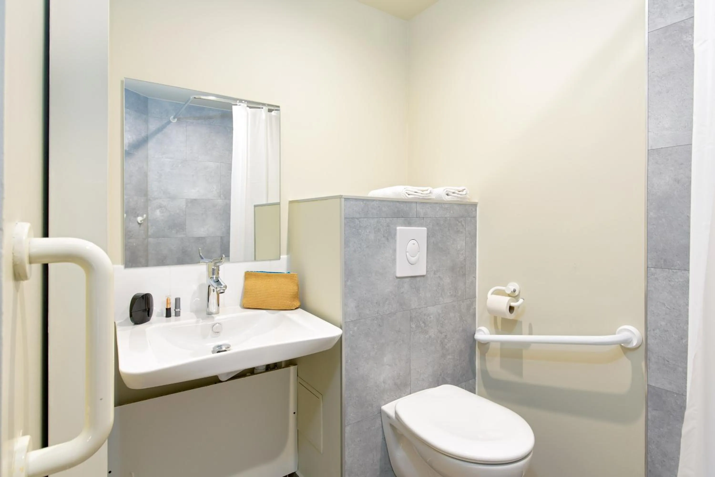 Bathroom in ibis budget Cavaillon