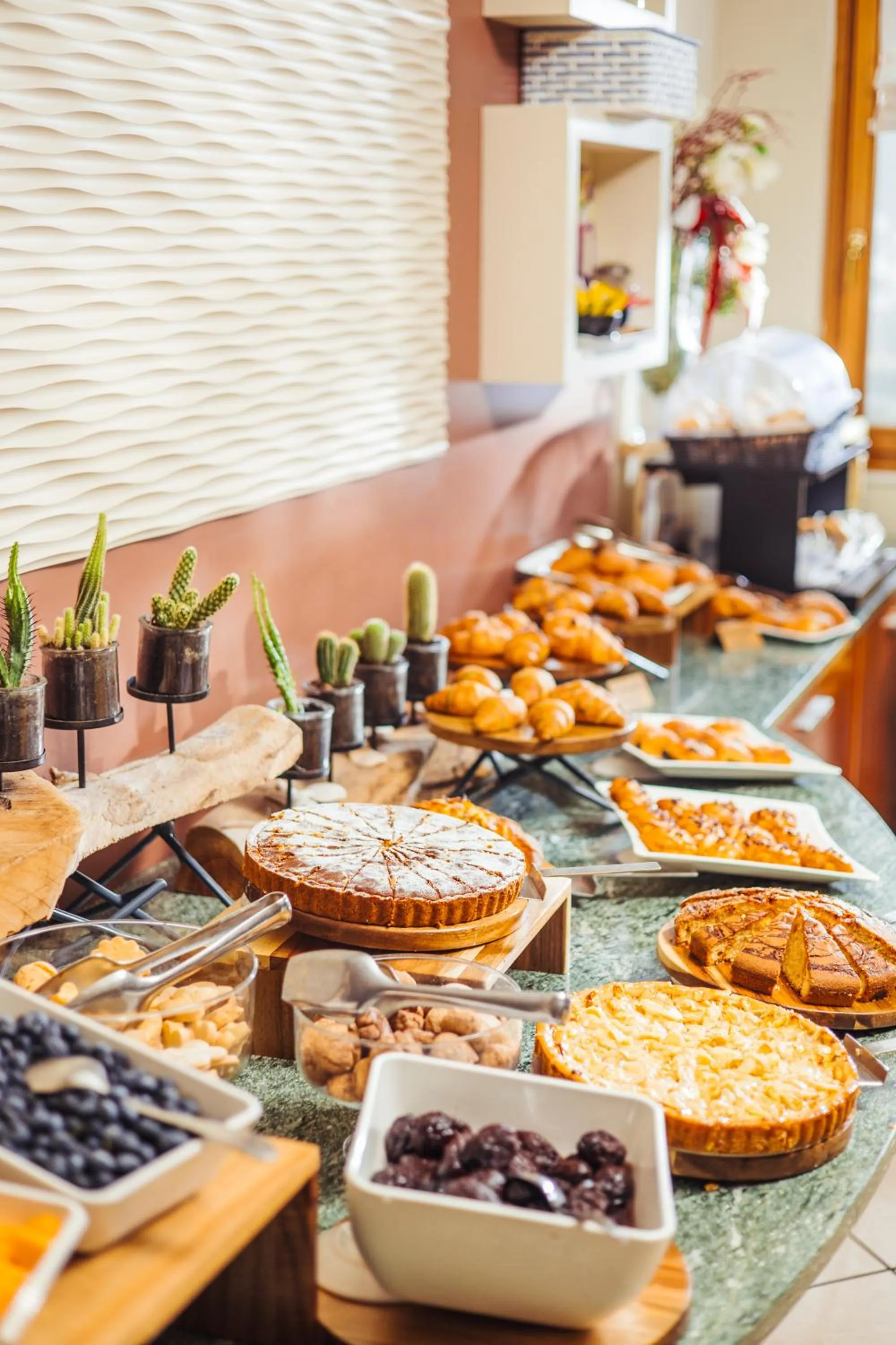 Buffet breakfast in Hotel Careni Villa Italia
