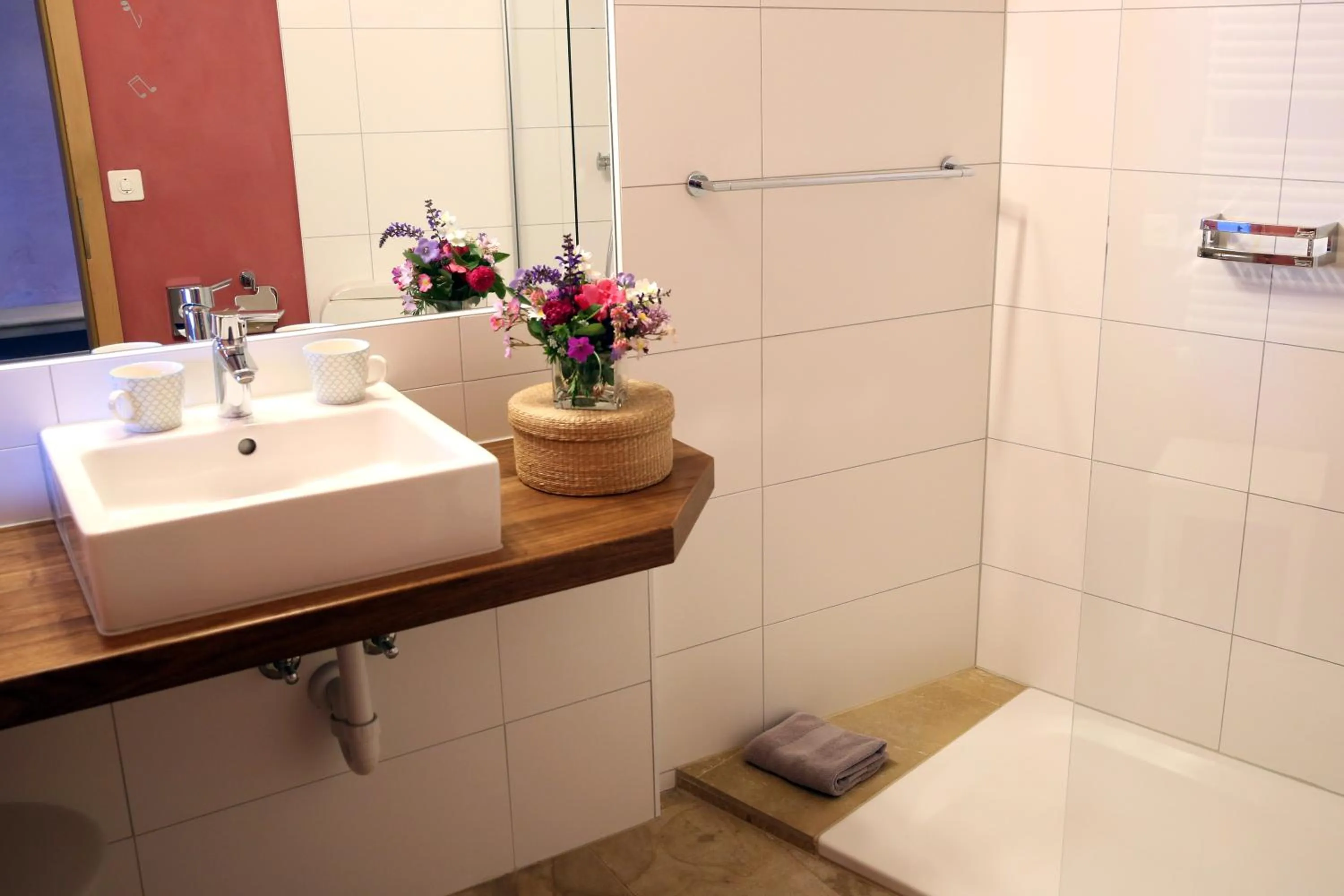 Shower in EcoHotel L’Aubier