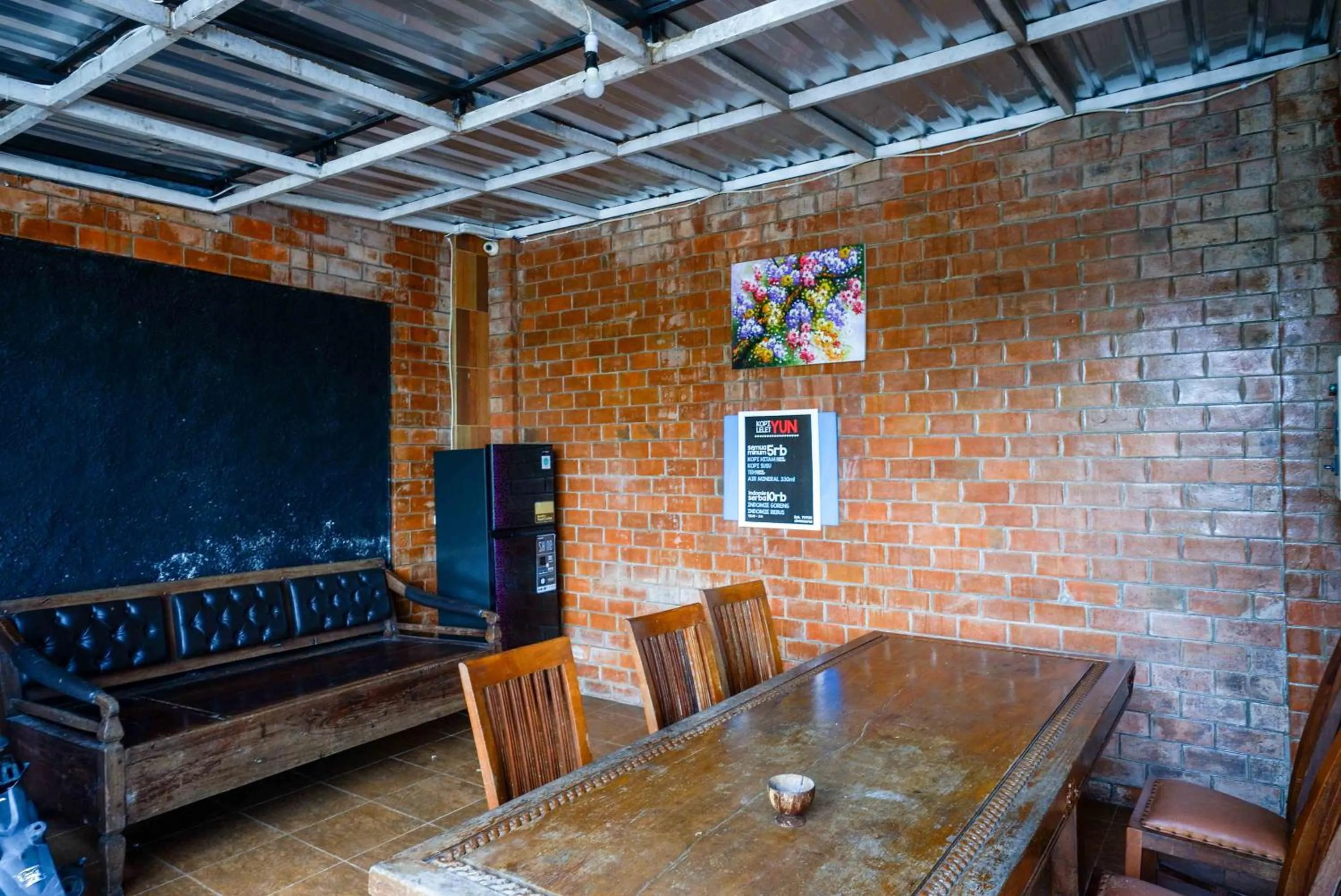 Dining area in Urbanview Hotel Syariah Prambanan by RedDoorz