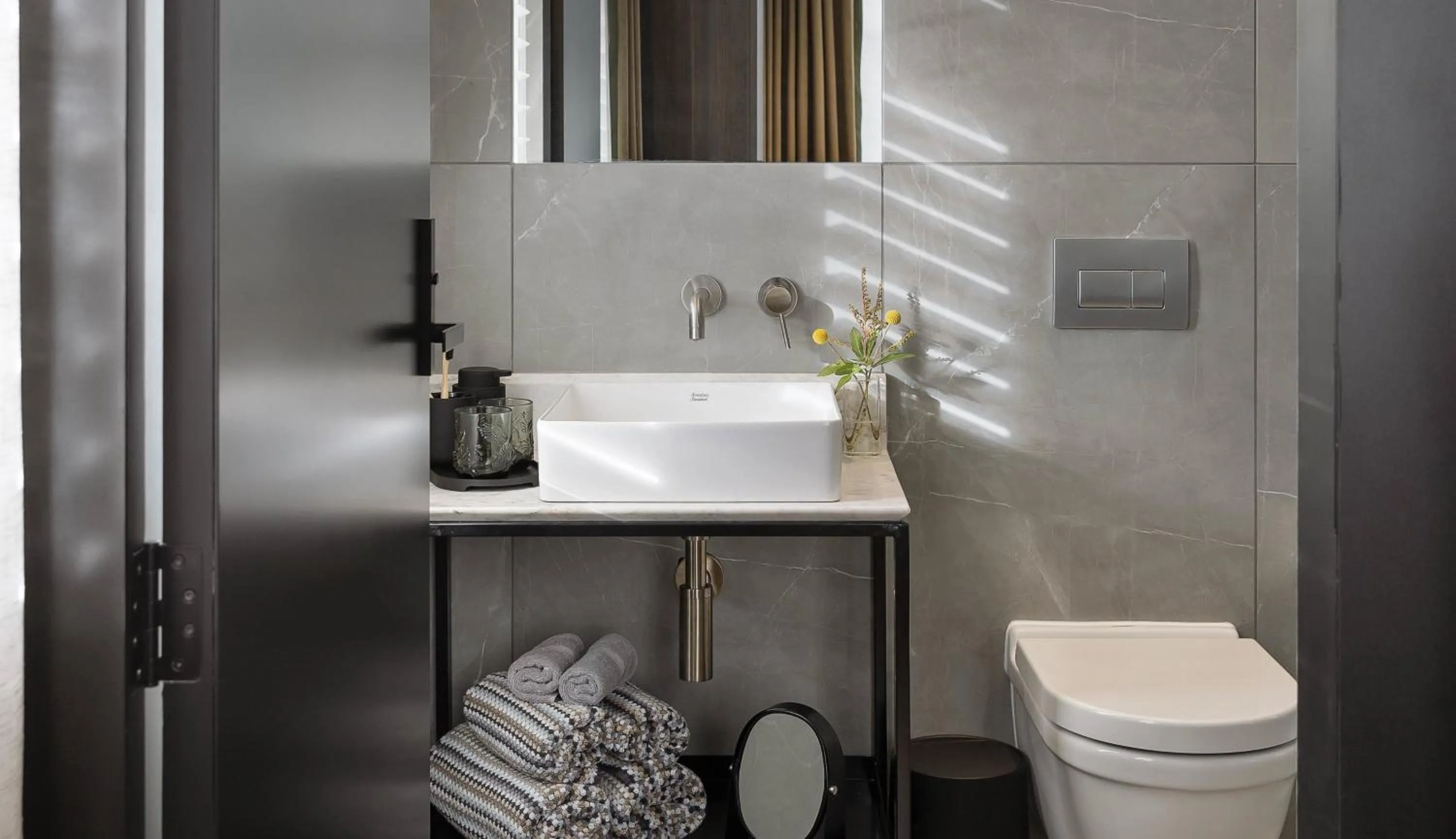 Toilet in Hotel Fitzroy curated by Fable