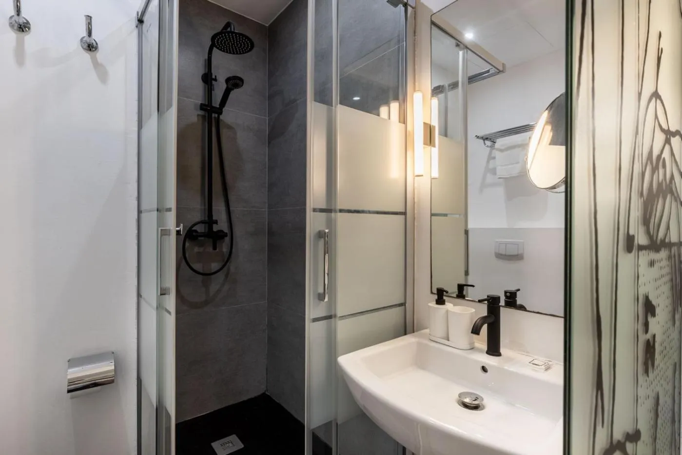 Bathroom in Antiguo Brondo Selfcheck-in Smart Rooms