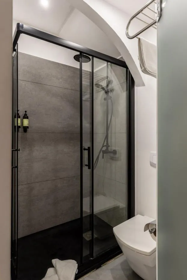 Bathroom in Antiguo Brondo Selfcheck-in Smart Rooms